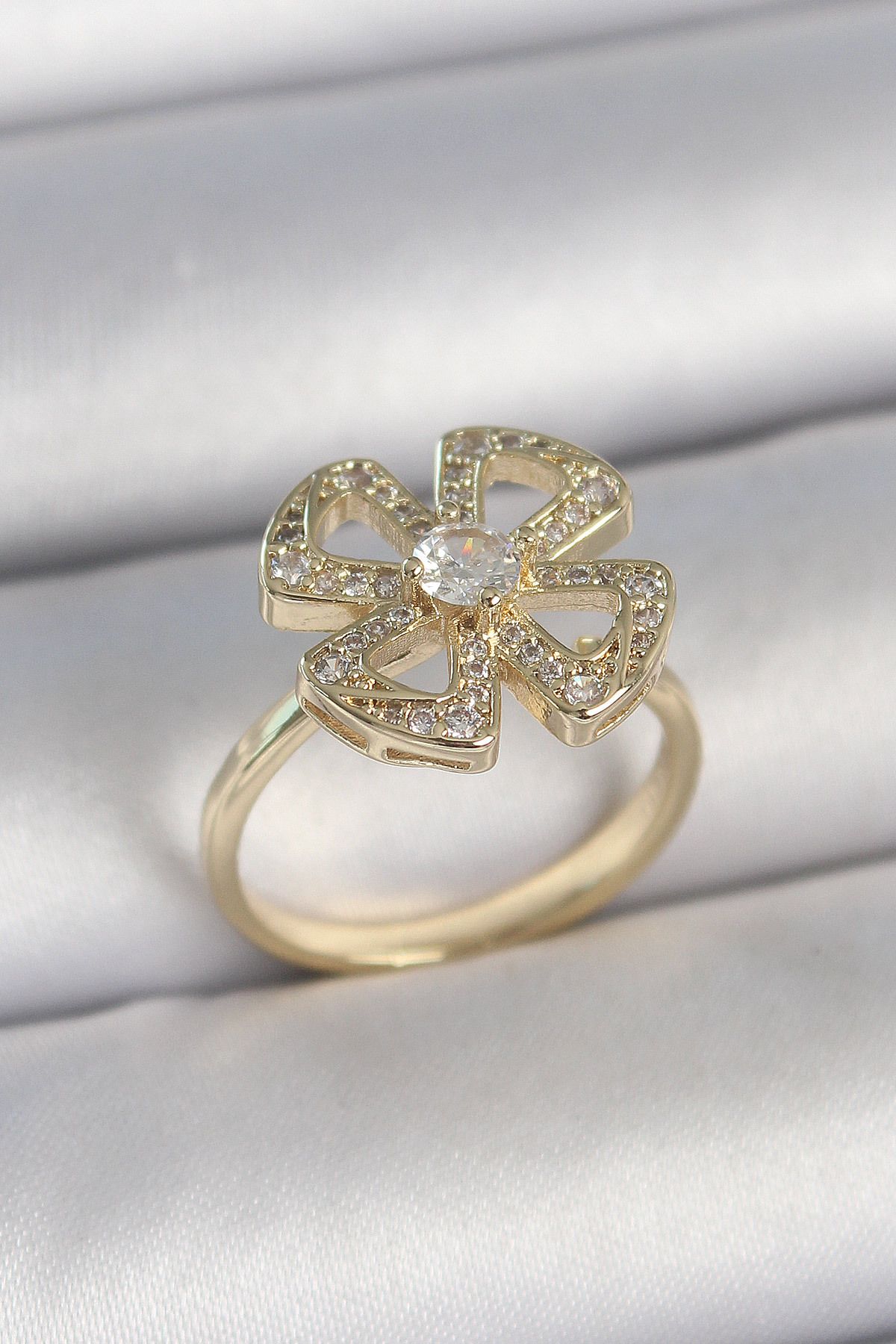 STYLE OF CARMEN Pirinç Gold Renk Zirkon Taşlı Yonca Model Ayarlanabilir Kadın Yüzük