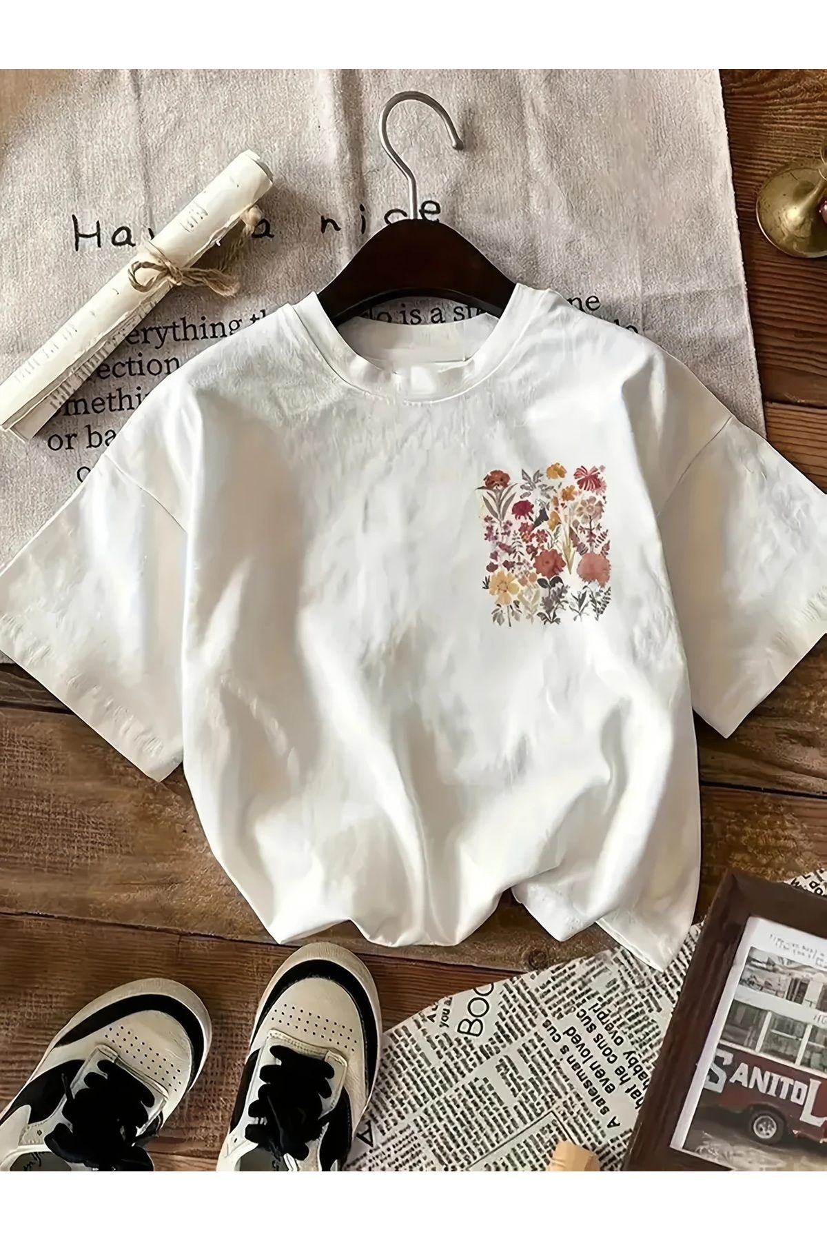 Ferhatlı Kadın Beyaz Oversize Çiçek Baskılı Tişört