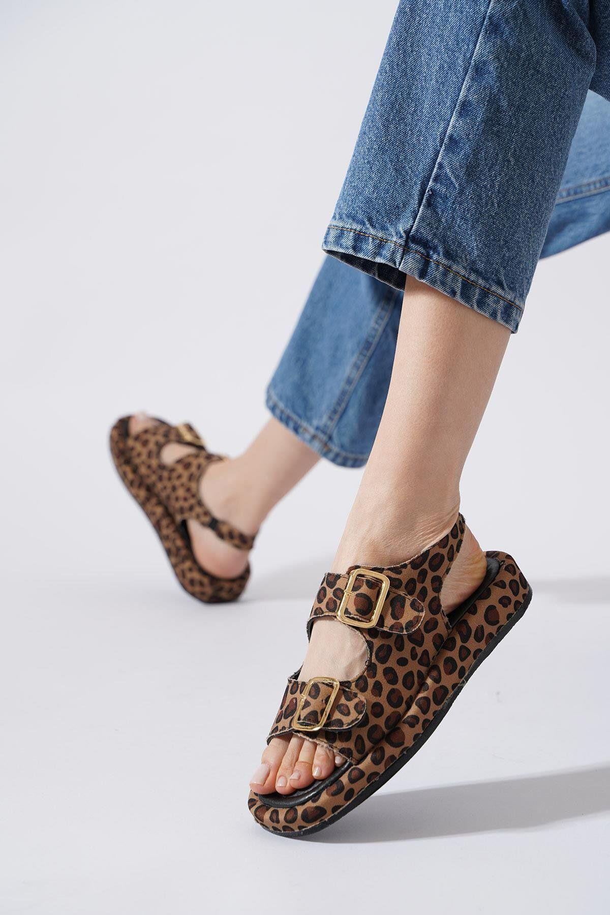 Moda Pie Staler Arka Lastikli Çift Toka Kadın Sandalet Leopar