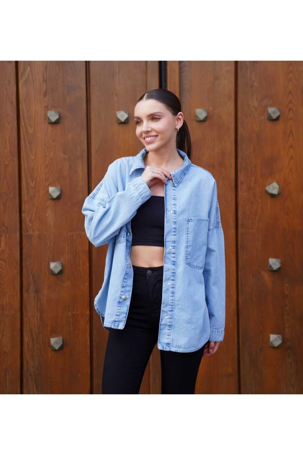 Butik Şans Sırt Baskılı Açık Mavi Cep Detaylı Pamuk Denim Gömlek