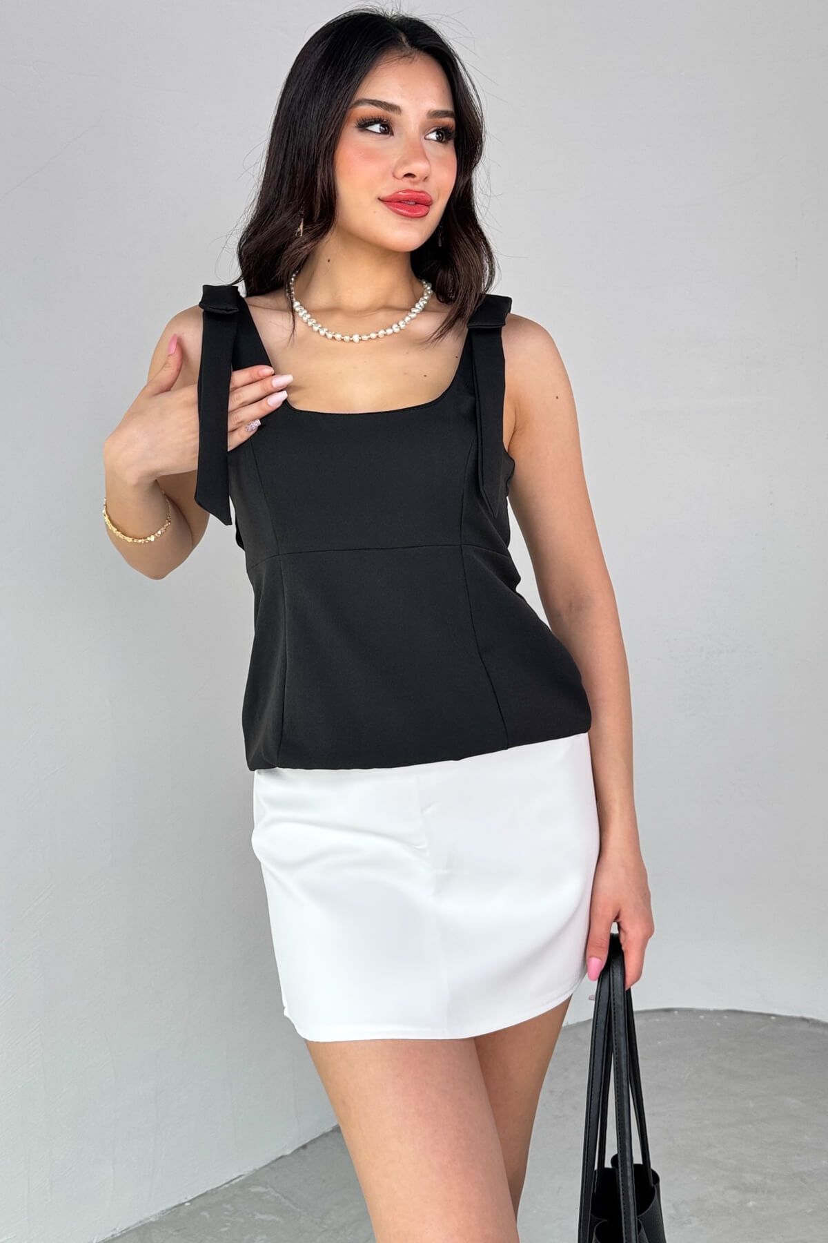 Cappmoda BLZ-06286 Siyah Havuz Yaka Askılı Bluz