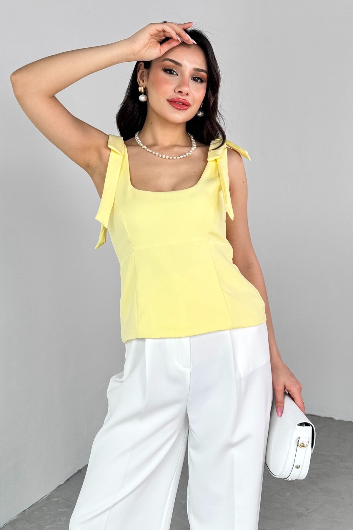 Cappmoda BLZ-06286 Sarı Havuz Yaka Askılı Bluz