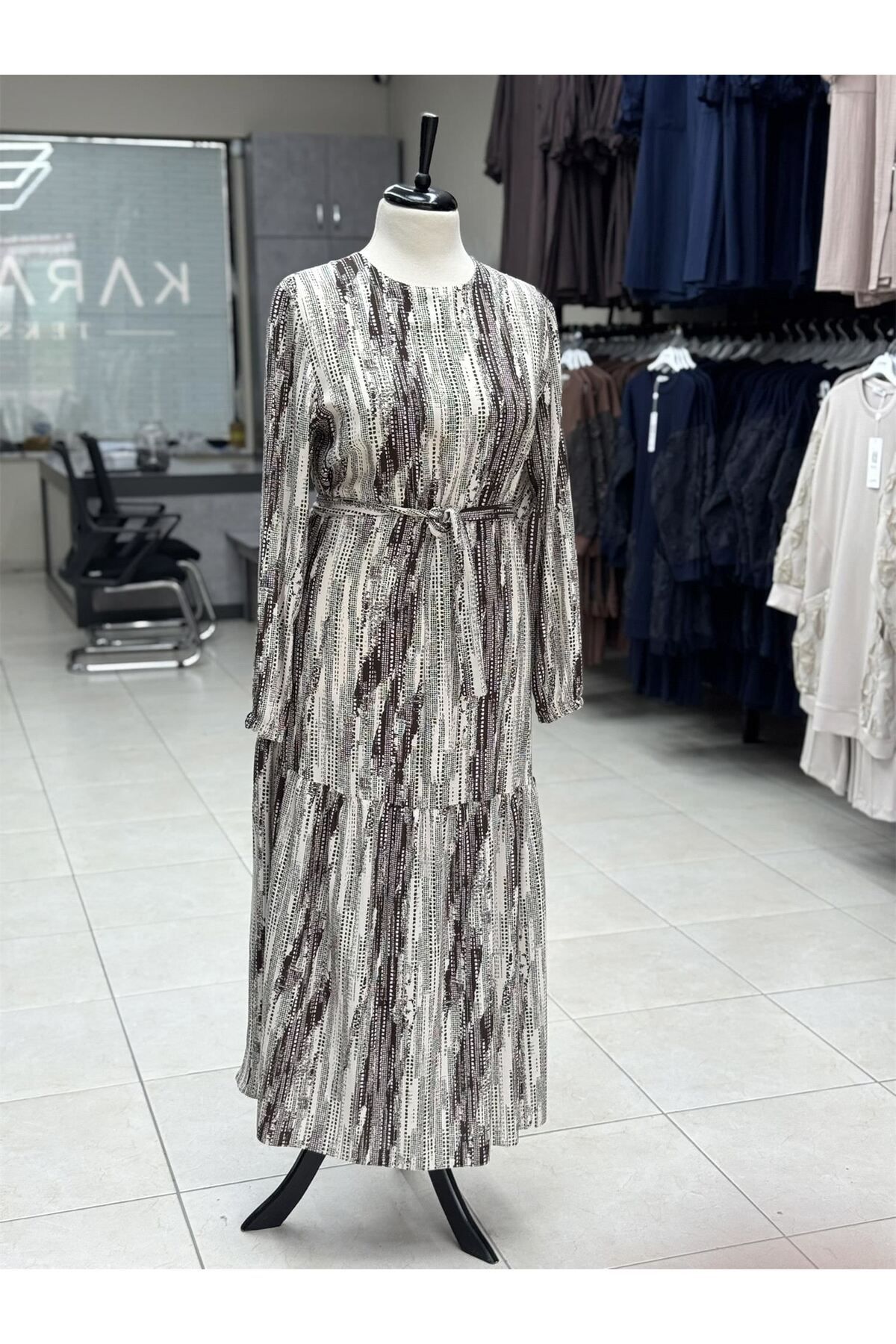 LARCH EXCLUSİVE VİSKON KEMERLİ BÜZGÜLÜ ELBİSE
