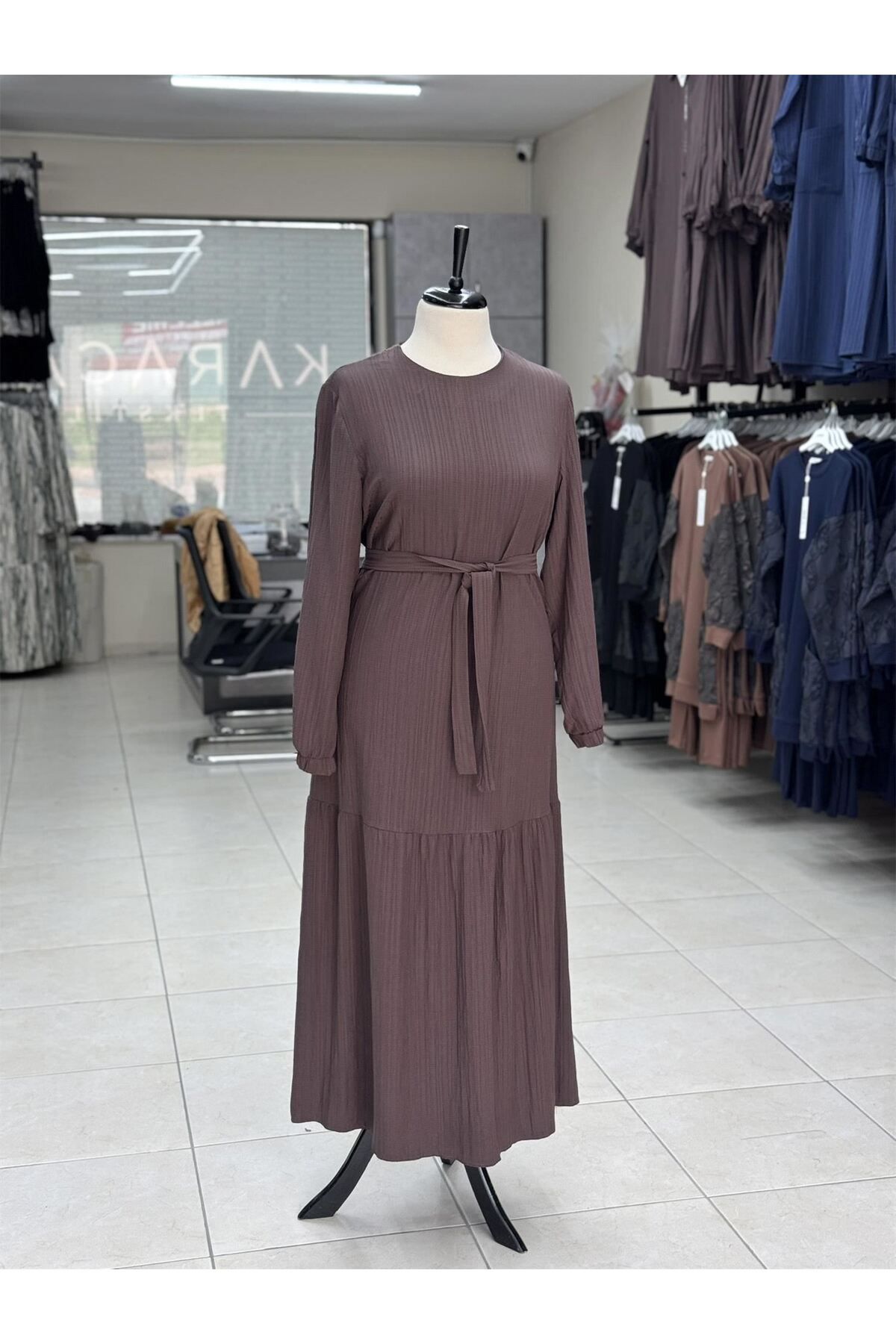 LARCH EXCLUSİVE GOFRE KEMERLİ BÜZGÜLÜ ELBİSE