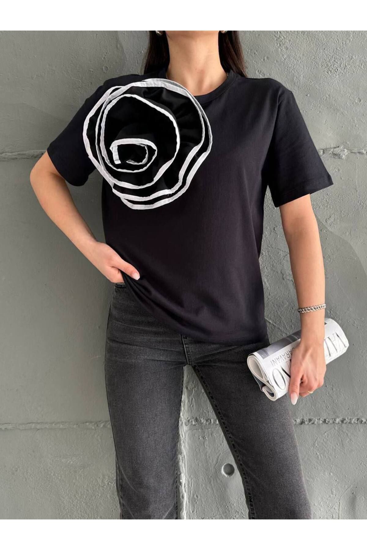 LE CARAMBOLE Kadın Siyah Ön Gül Detaylı T-Shirt