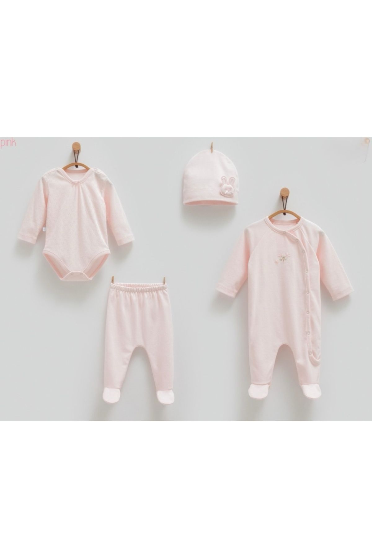 Caramell HASTANE ÇIKIŞI KIZ BEBEK 4 LÜ ZIBIN SETİ (BODY TULUM PANTOLON ŞAPKA ) ÇİÇEK DETAYLI