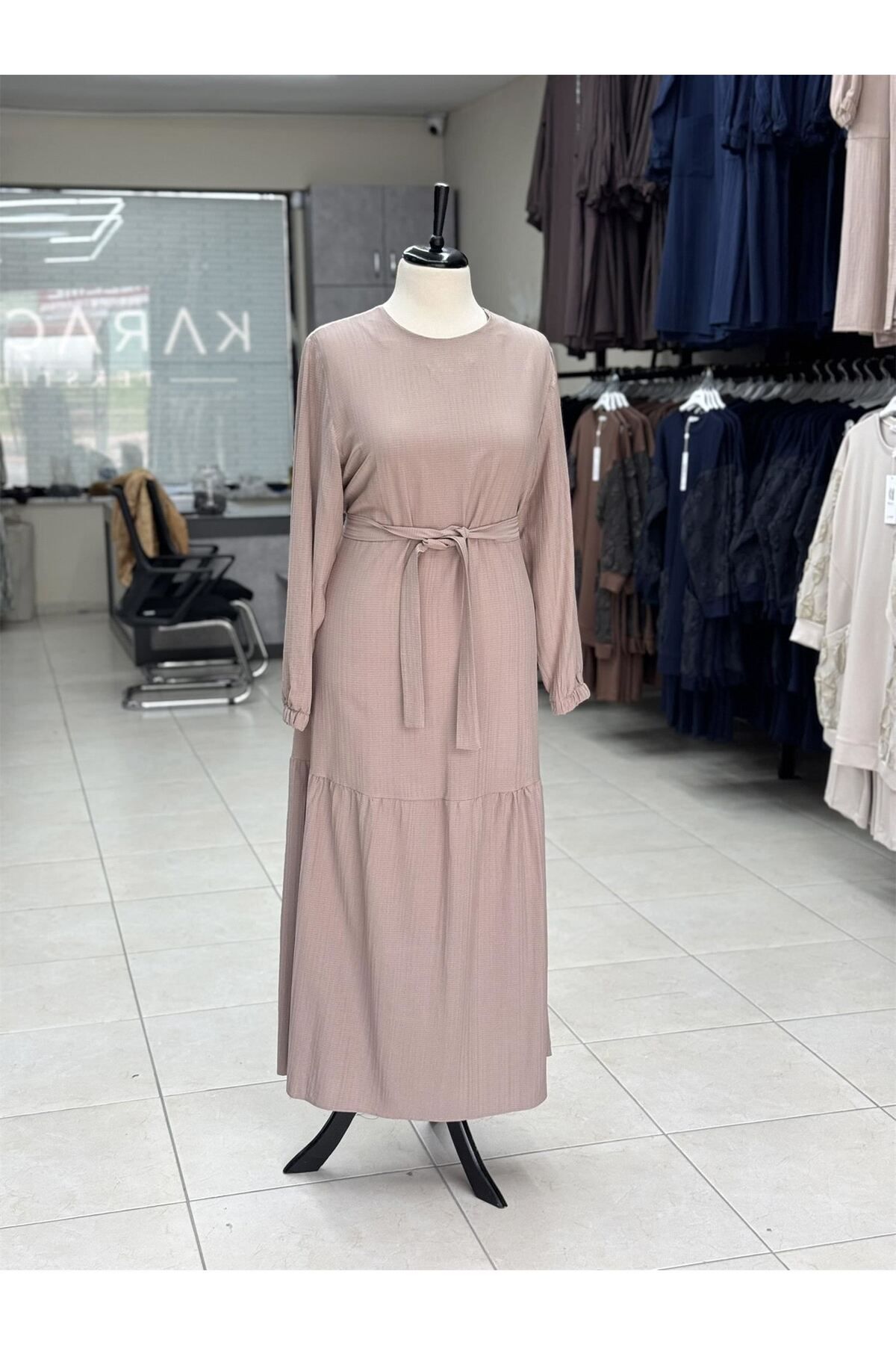 LARCH EXCLUSİVE GOFRE KEMERLİ BÜZGÜLÜ ELBİSE