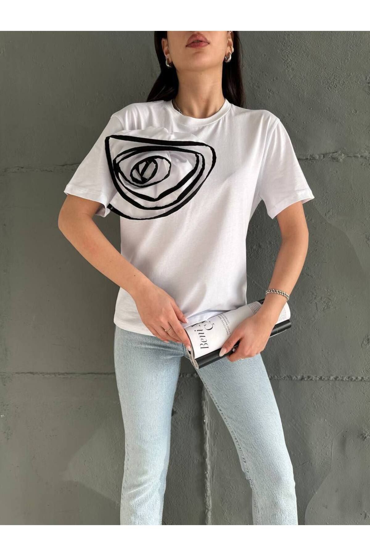 LE CARAMBOLE Kadın Beyaz Ön Gül Detaylı T-Shirt
