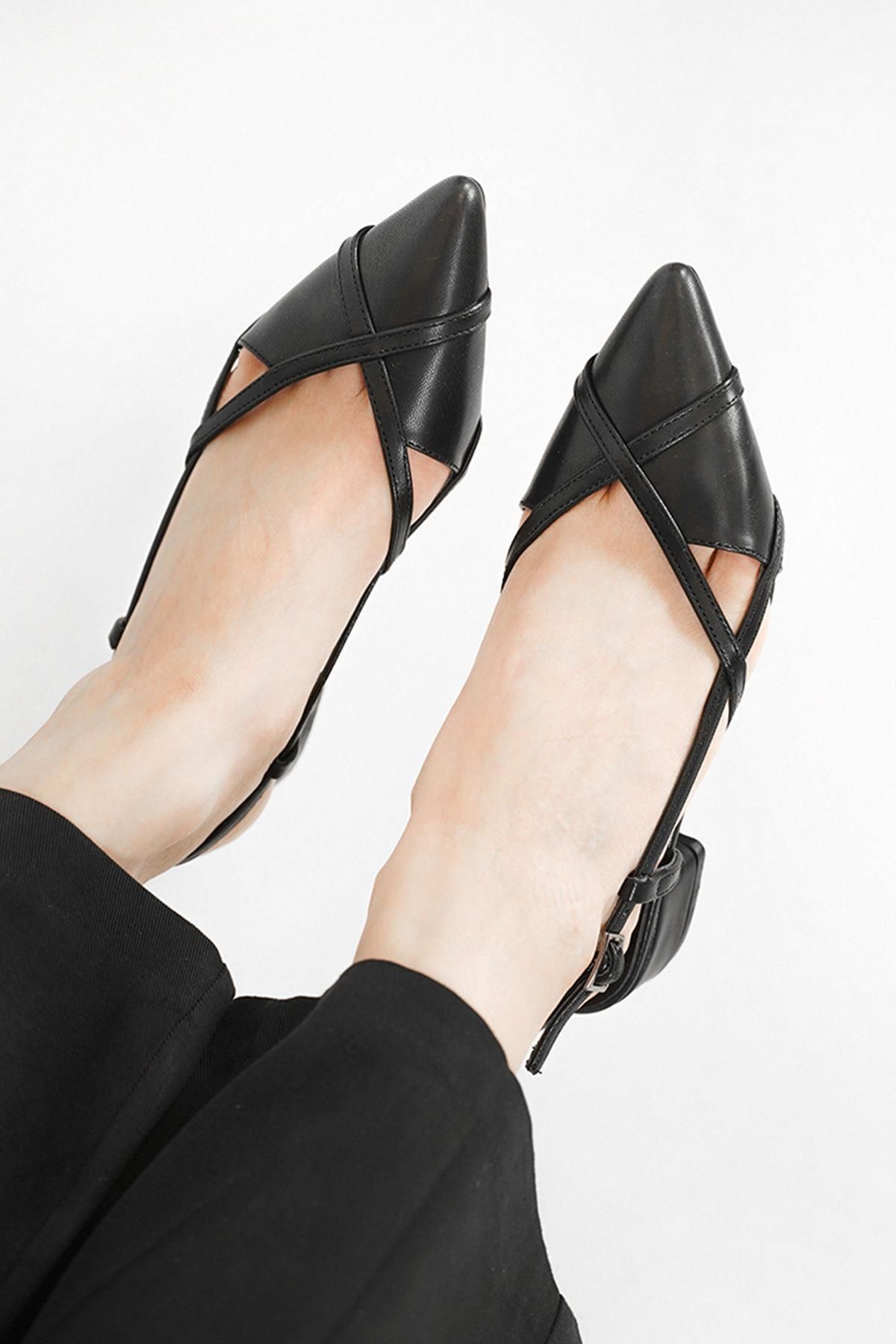 Stilbagshoes Elvi̇ra Çapraz Bant Detayli Alçak Topuk Kadin Ayakkabı Si̇yah