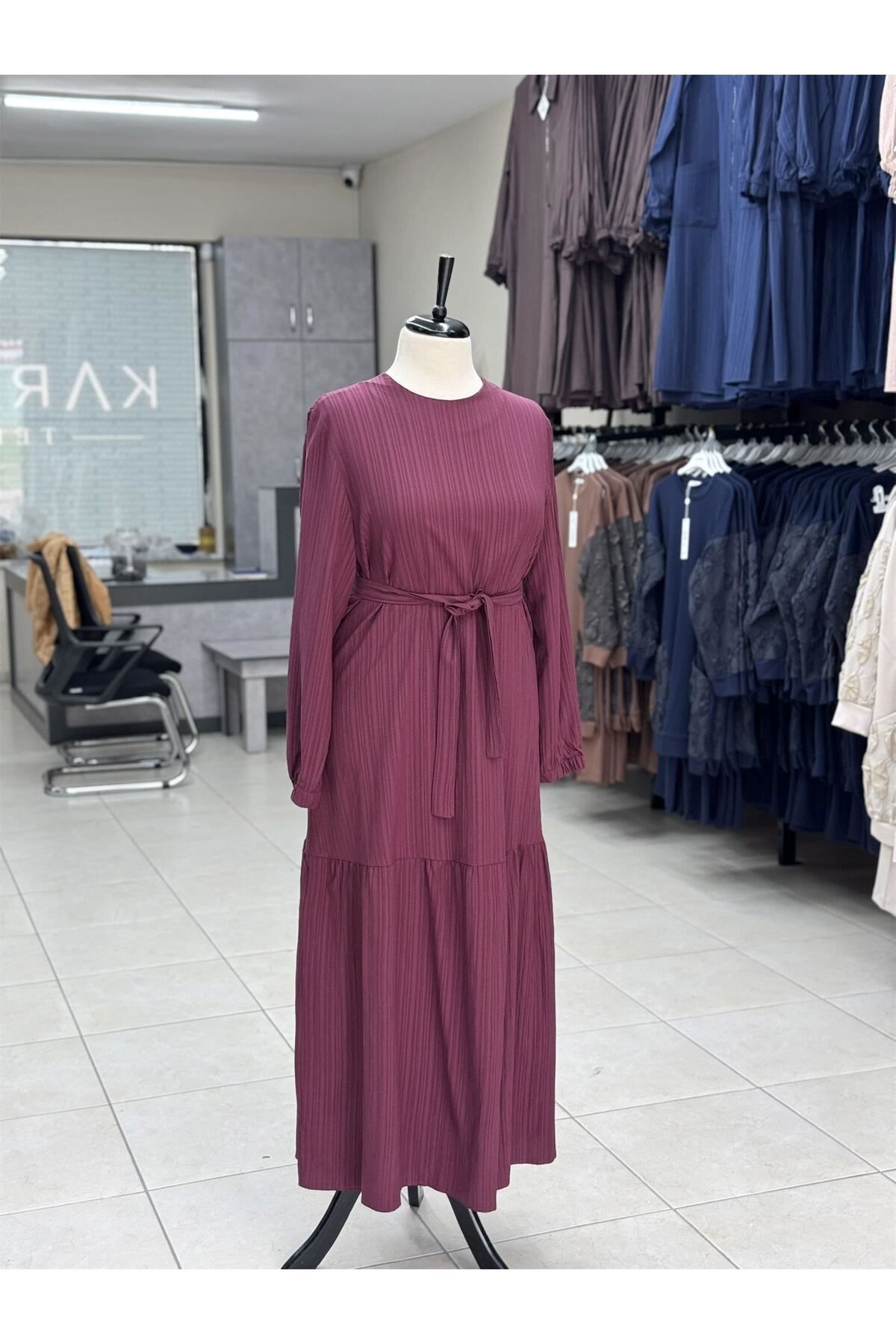 LARCH EXCLUSİVE GOFRE KEMERLİ BÜZGÜLÜ ELBİSE