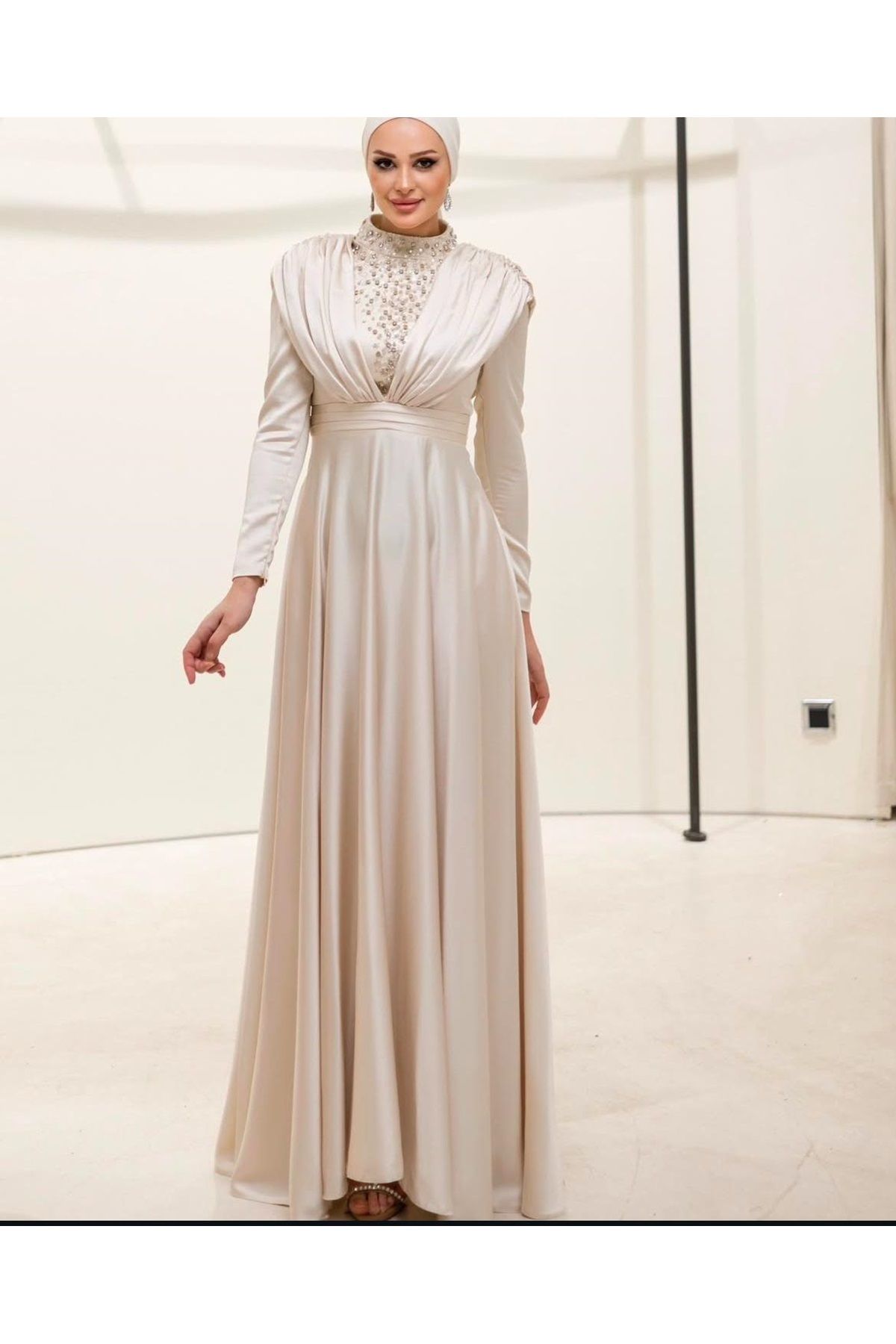 Hennin 25Y4944 HENNİN ABİYE SATEN YAKA TAŞ OMUZ DROPELİ - HENNİN - 25Y4944 - KREM - 42
