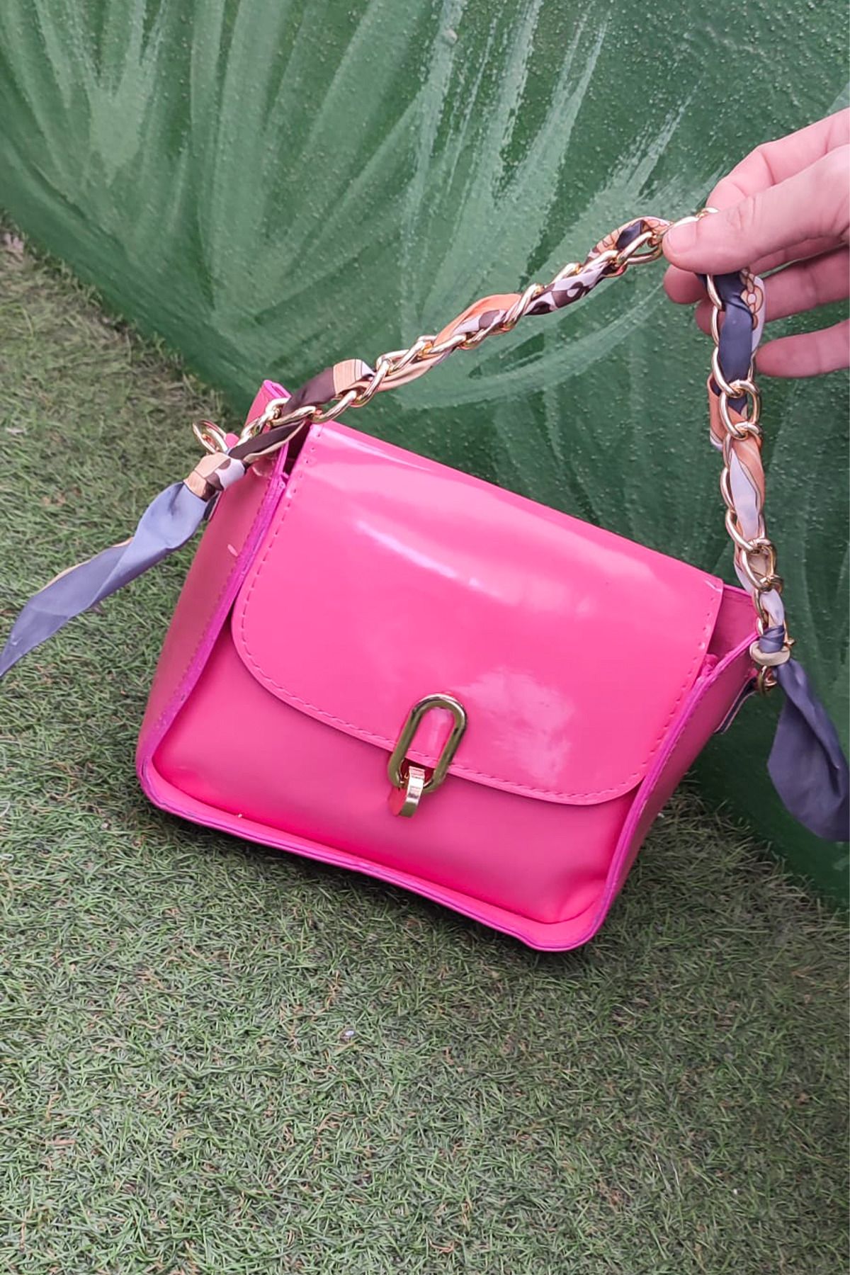Ticen Zincir Askılı Pembe Parlak Kadın Omuz Çantası – Şık ve Trend Mini Çapraz Çanta