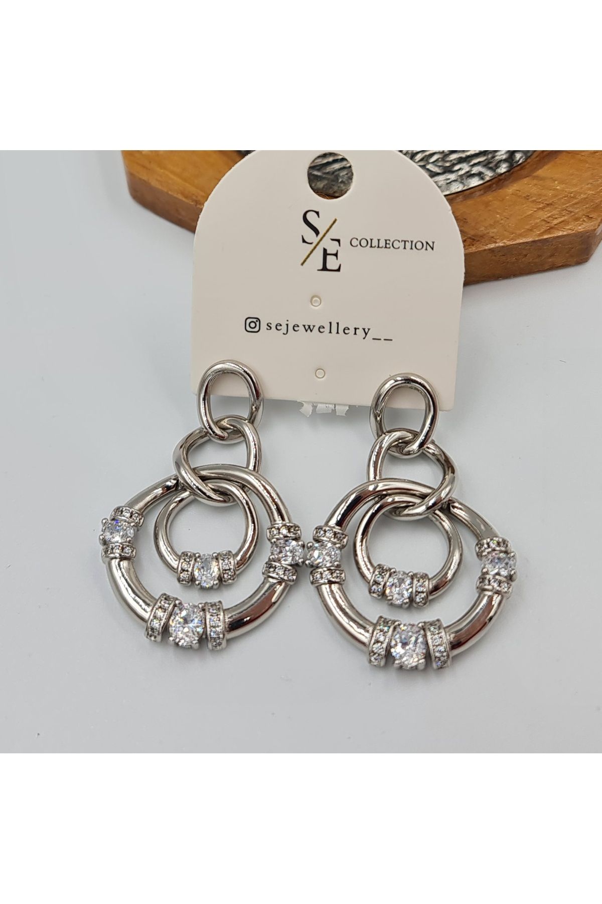 SE Jewellery Collection Selin Ersoy VIP Gümüş Renk Zincir Halkalı Taşlı Sallantılı Çivi Küpe – Suya Dayanıklı, Xuping