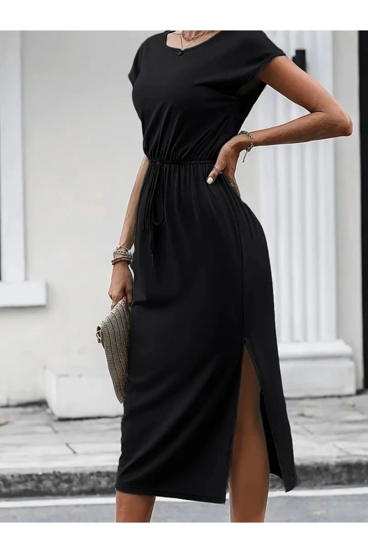 Butik Kadın Kısa Kollu Yakası Açık Belden Kuşaklı Yandan Yırtmaçlı Midi Viskon Elbise