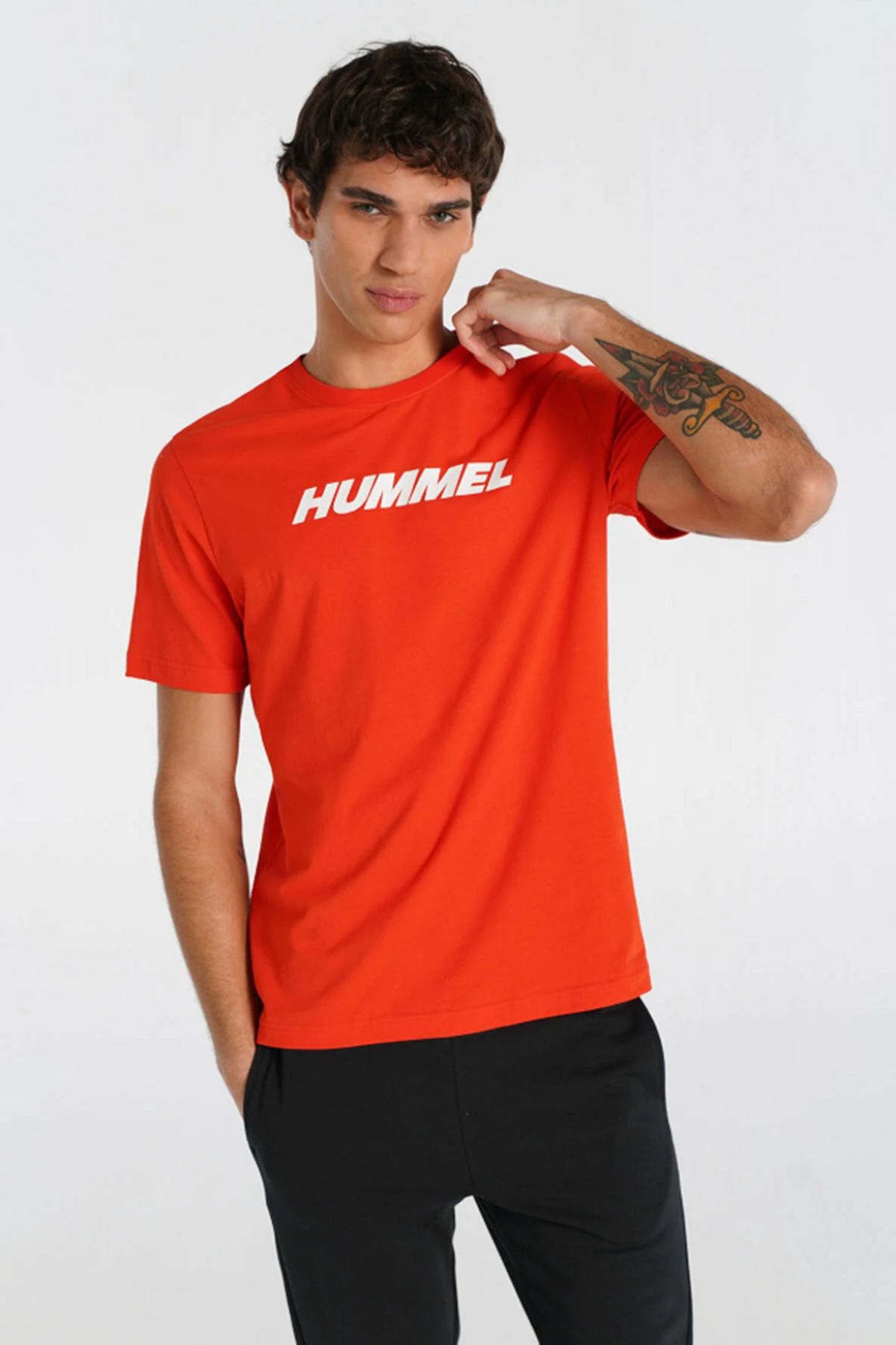 hummel 911947-5022 Turuncu Erkek Bisiklet Yaka Kısa Kollu Hummel Yazı Baskılı Tshirt