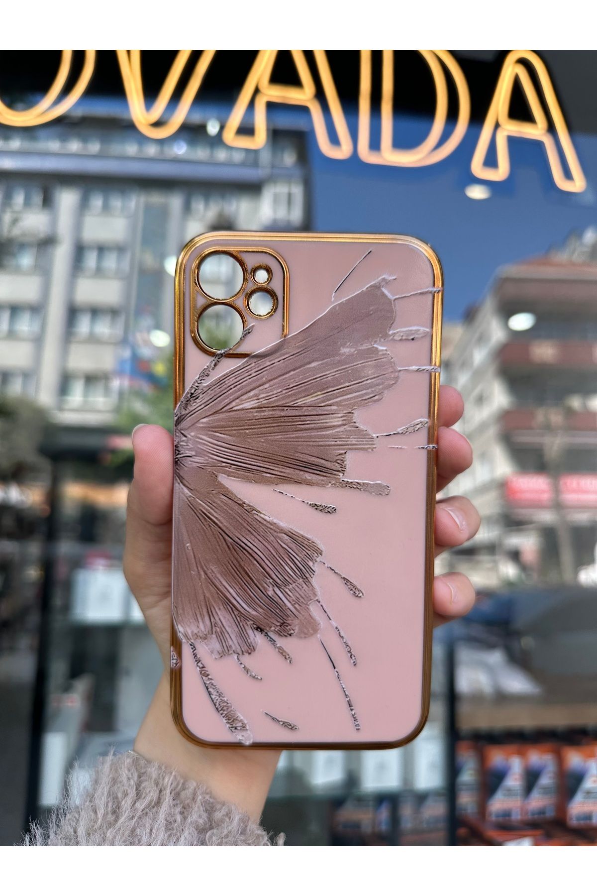 OVADA iPhone 11 Uyumlu Kamera Korumalı Gold Kenarlı Kelebek Kanadı Baskılı Silikon Kılıf