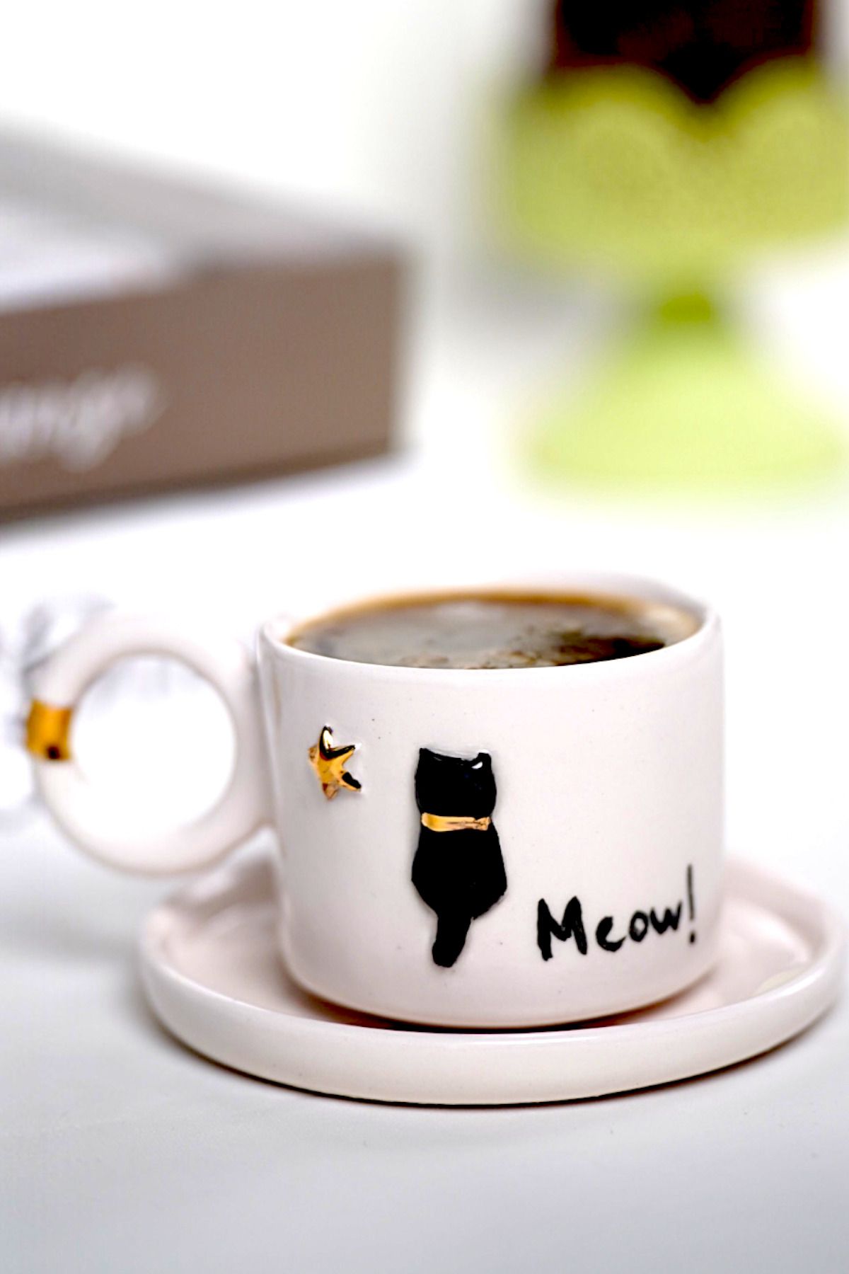 EL YAPIMI 24K Altın Süslemeli Minik Kedi ve Yıldız Temalı Seramik Mug