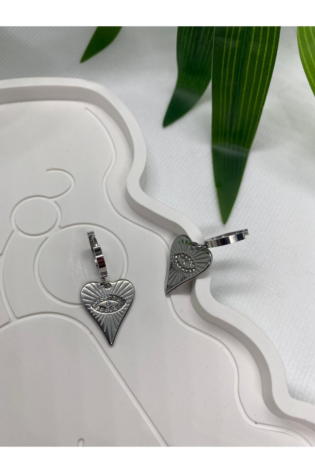KÜBRA UYAN JEWELRY ÇELİK KALPLİ GÖZ DETAYLI ÇELİK KÜPE SİLVER GÜMÜŞ RENK KADIN KÜPE
