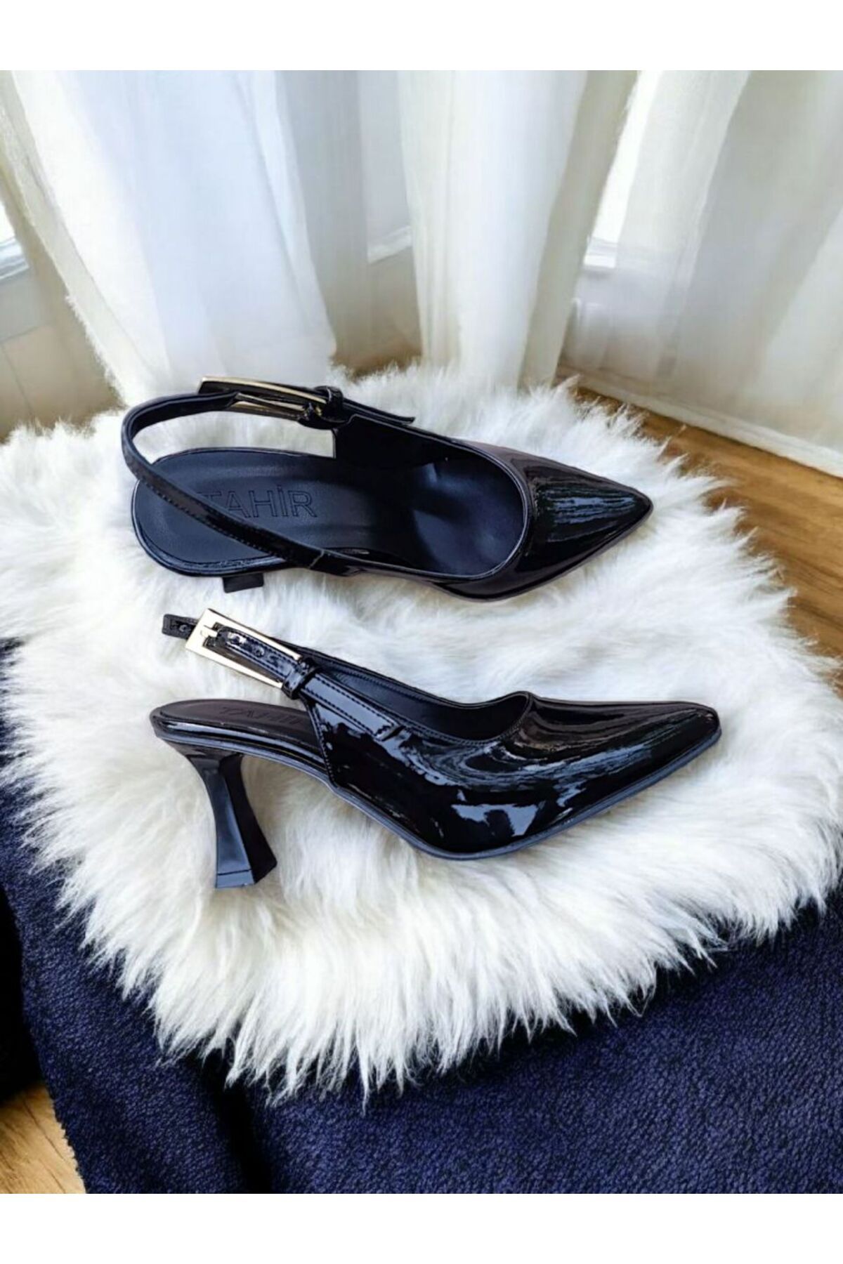 RONX Kadın Bilekten Bağlamalı Geniş Metal Tokala Detaylı Rugan Stiletto