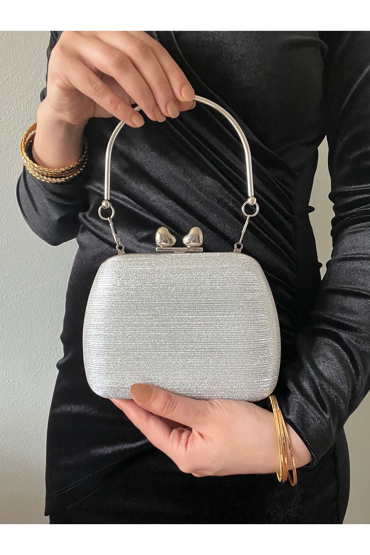 Baykuş Boutique Kadın Çizgili Simli Kalp Detaylı Elde Tutma ve Omuz Askılı Abiye Çanta