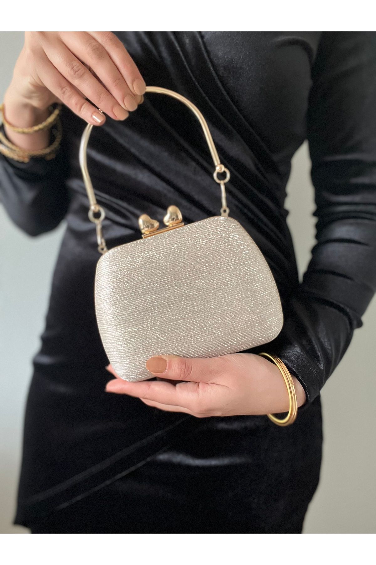 Baykuş Boutique Kadın Çizgili Simli Kalp Detaylı Elde Tutma ve Omuz Askılı Abiye Çanta