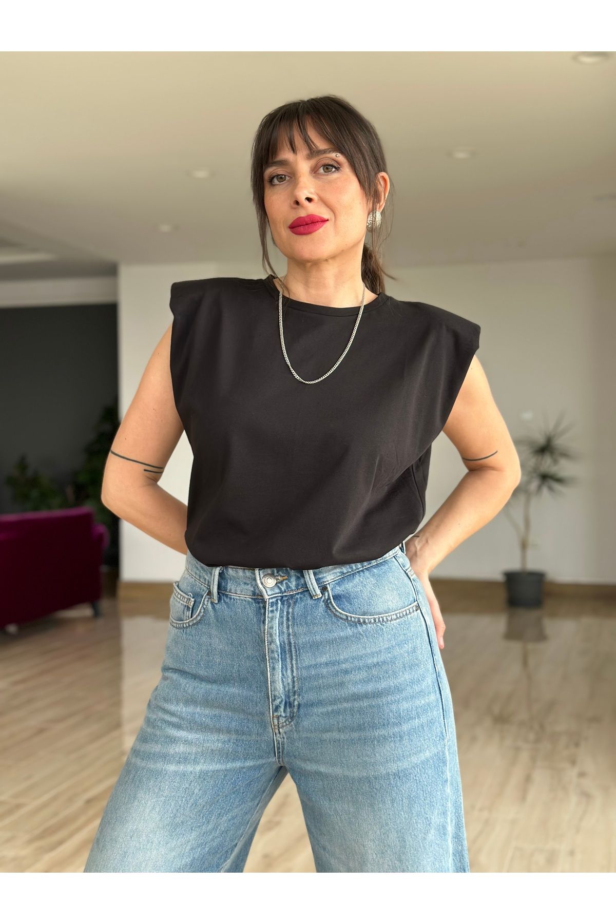AYSEGUL SOZKESEN Kadın Vatkalı Normal Kesim Siyah Tişört