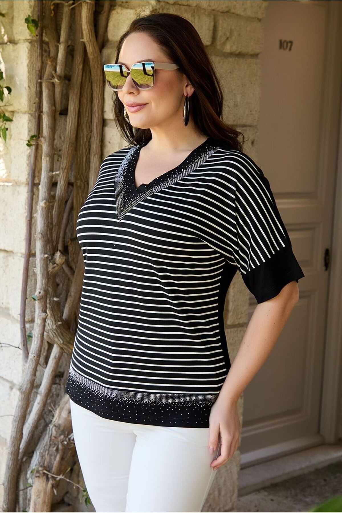 FOR ESRA BIG TREND-Women's Large Size Striped Shiny Stone Detail V-Neck Side Slit Stretchy Short Sleeve Blouse 4