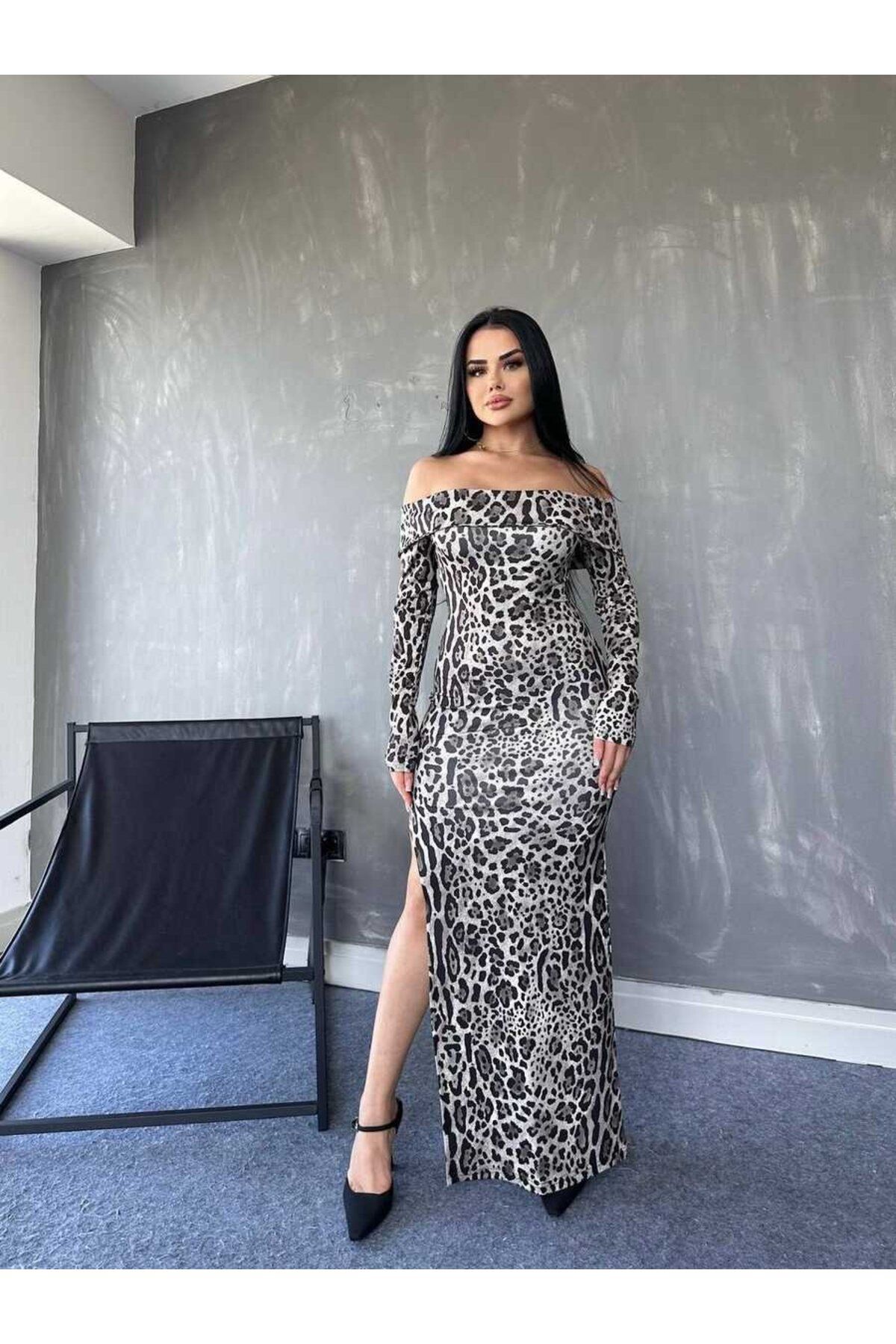 royq Kadın Madonna Yaka Dalgıç Kumaş Leopar Desen Maxi Boy Derin Yırtmaçlı Elbise