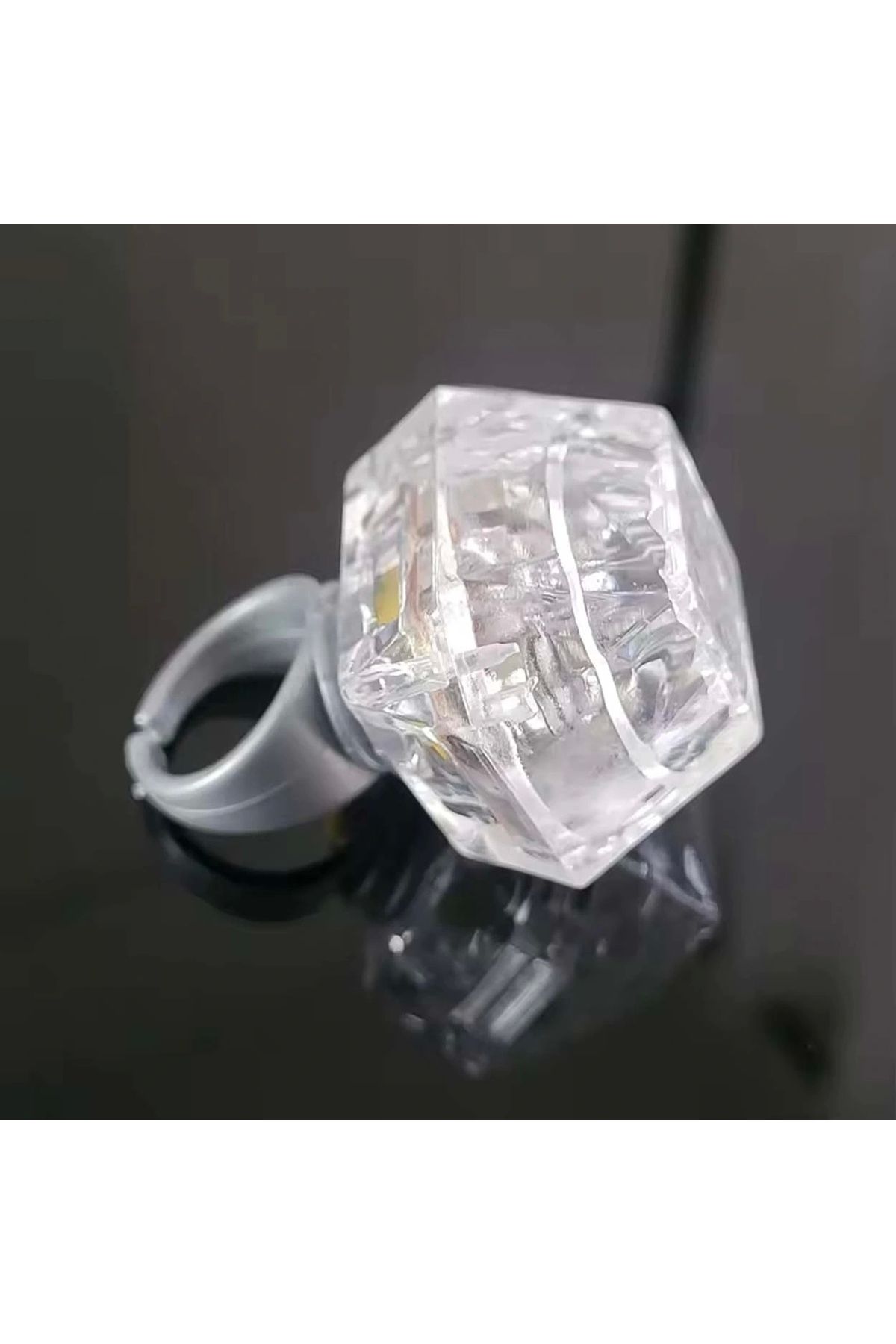 STOREMAX Kristal Tasarımlı Led Glow Işıklı 3 Modlu Gümüş Yüzük 3.5 x 5 cm (5047)