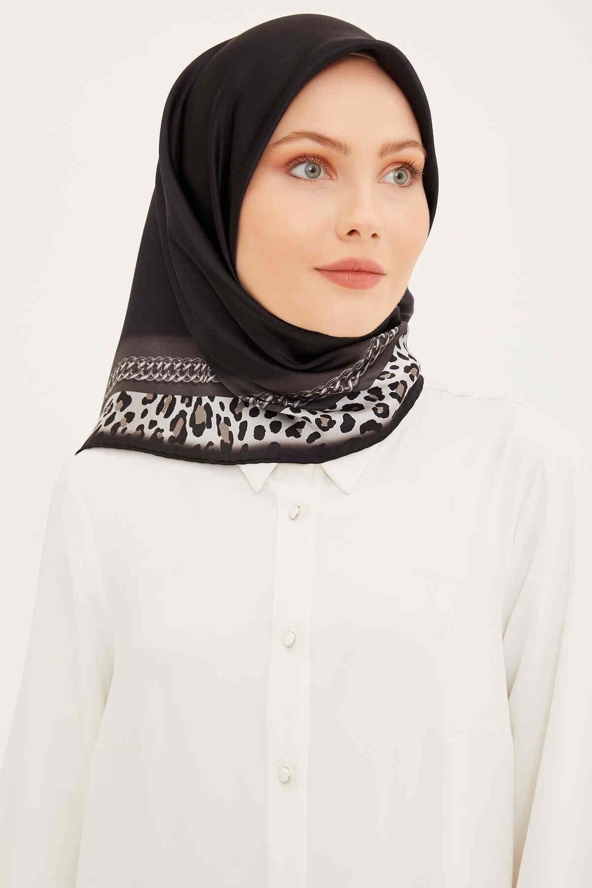 Armine Nostalji Düz Siyah Leopar Zincir Desenli Sura İpek Eşarp-E23YA8912D03-55-KVS0534