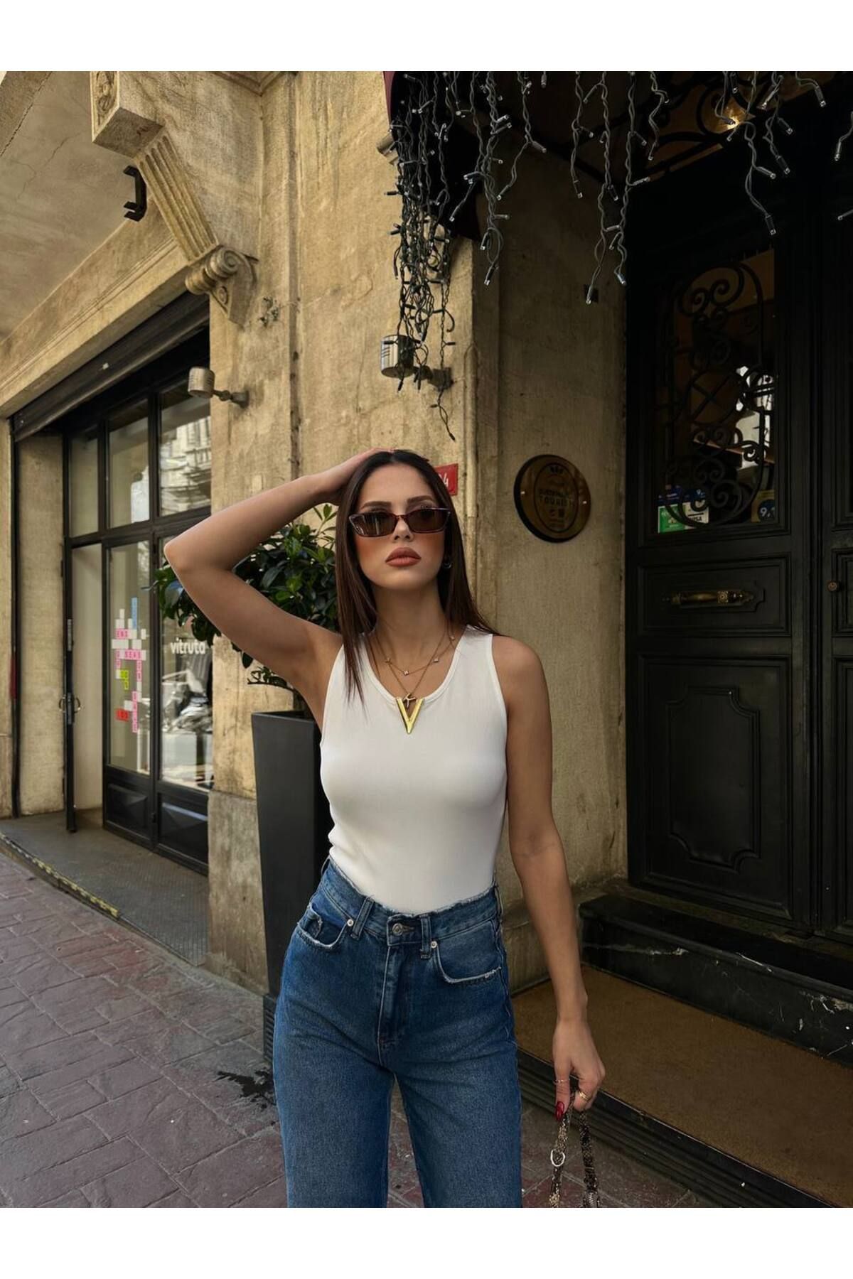 MİSTİX İSTANBUL YAKA V AKSESUAR DETAY T-SHİRT