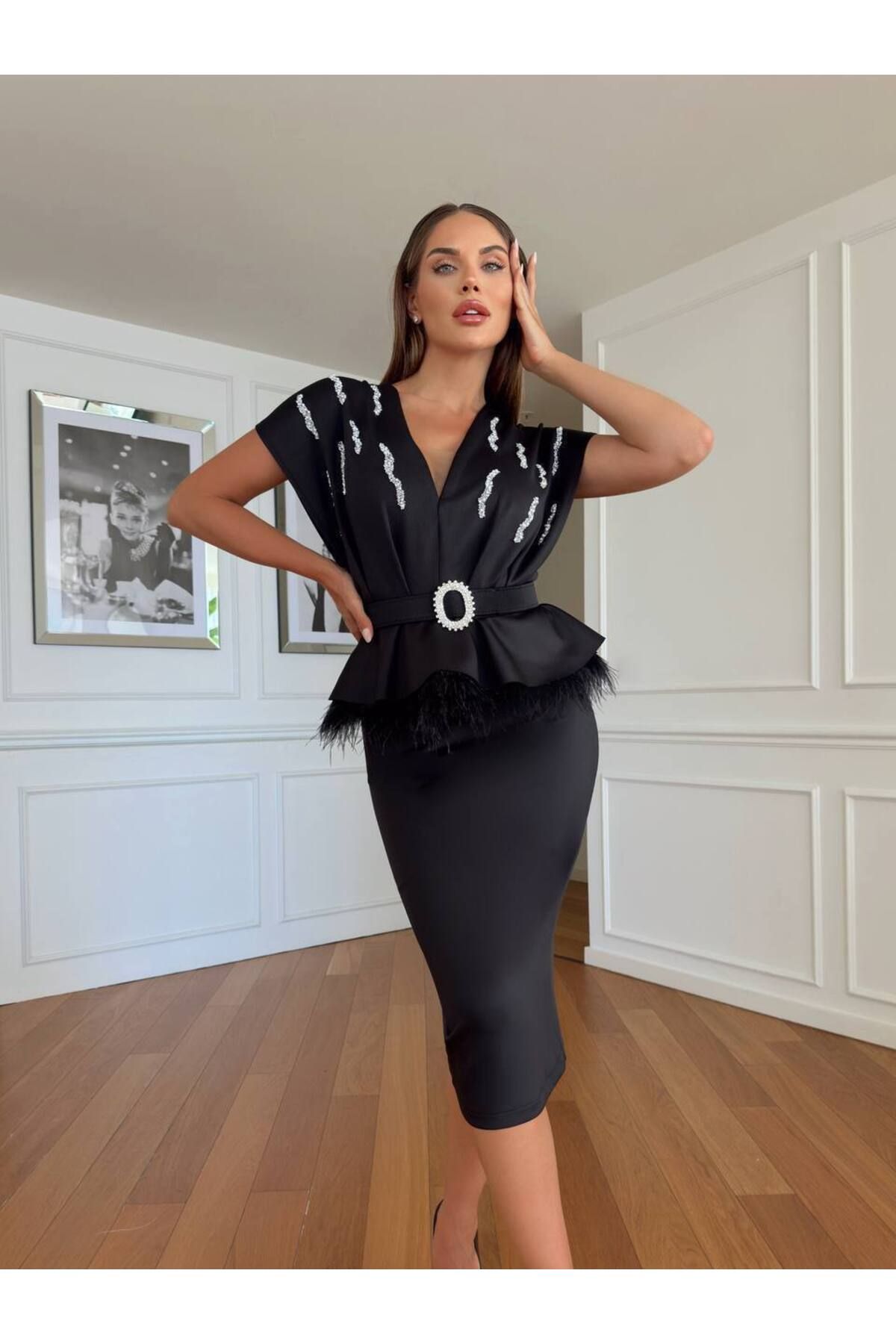 Castivo Fashion Luna Taş Detaylı Tüy Süslemeli Kuşaklı Kalem abiye Elbise