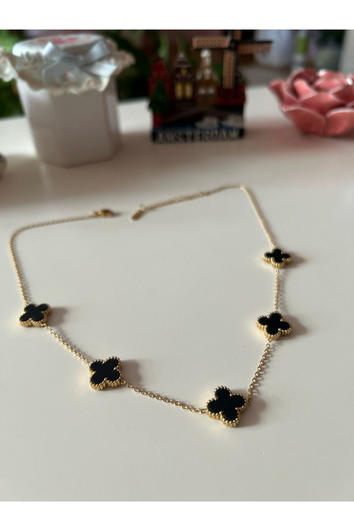 Cheecky Chic Işıldayan Gold Renk Zincir ve Siyah Van Cleef Kolye – Zarif, Modern ve Etkileyici Tasarım