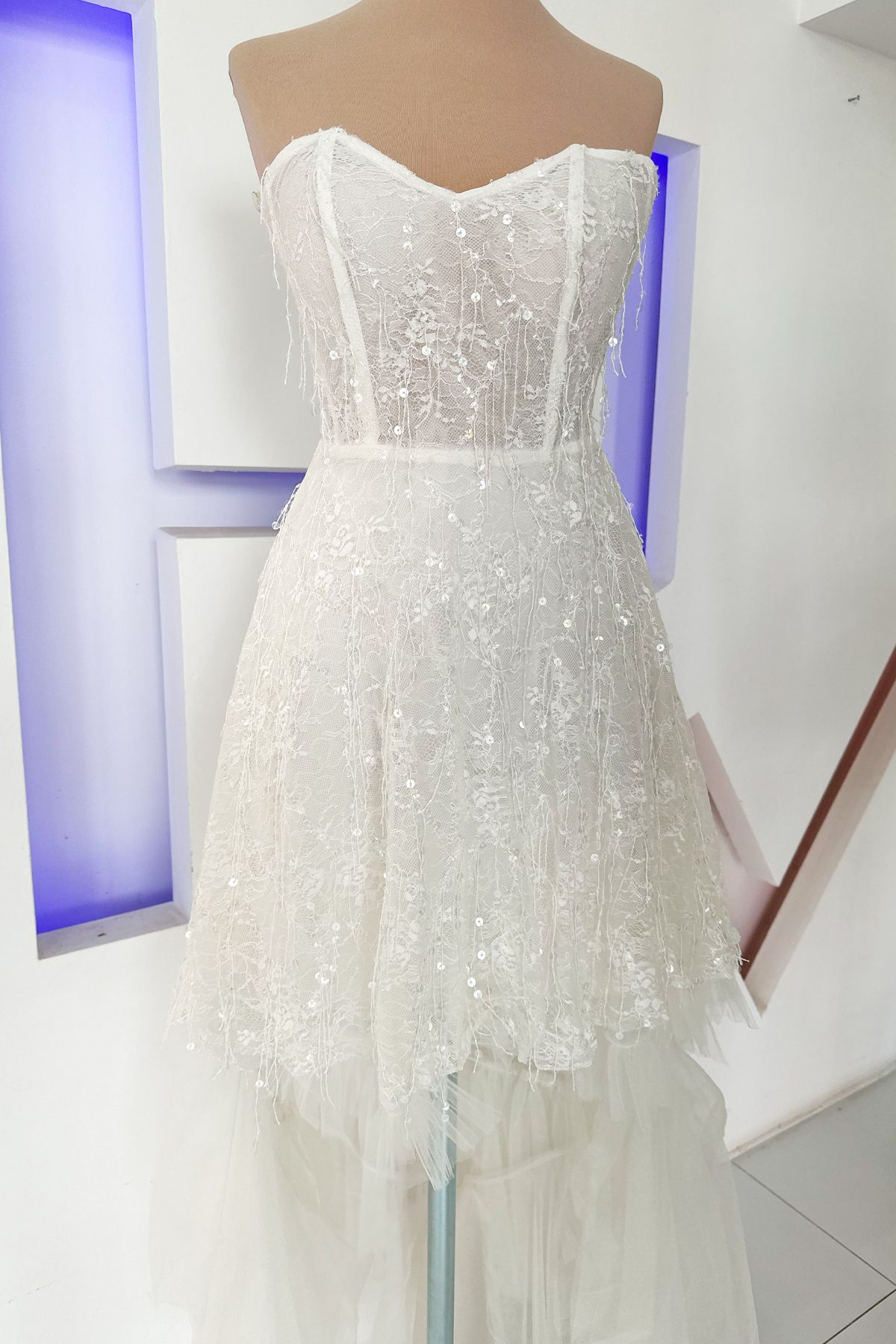 HalilModa Kuyruk Detaylı Vintage Tasarım Dantelli Beyaz Abiye Elbise