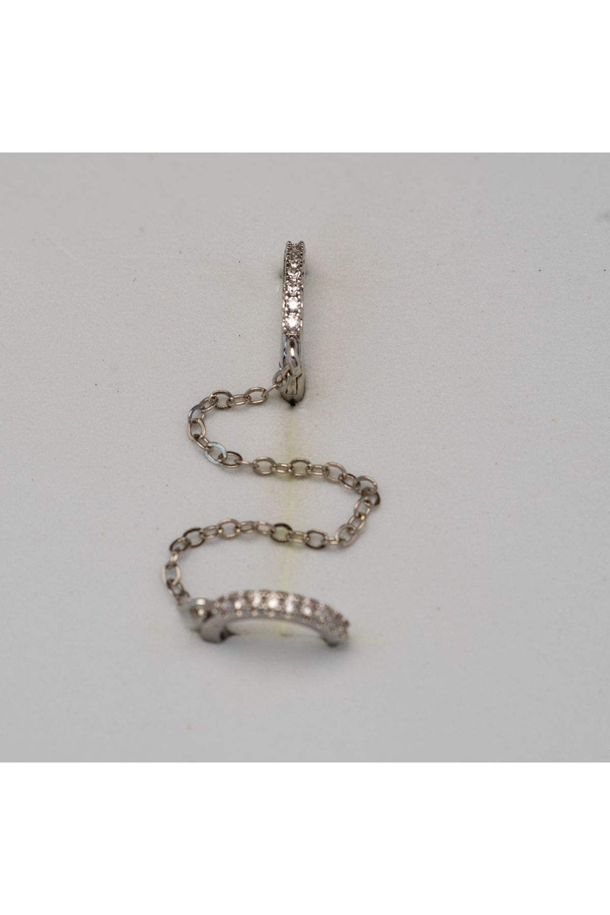 Piercing by Sever ÇİFT HALKA ZİNCİRLİ CERRAHİ ÇELİK PIERCING. GÜMÜŞ RENKLİ, ŞEFFAF TAŞLI (TARGUS HELIX CONCH FLAT)