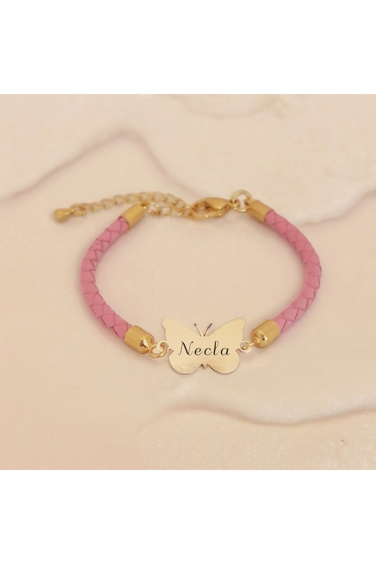 ARCHINO GOLD Hakiki Derili Kelebek Motifli 14 Ayar Altın Plakalı Necla İsmine Özel Bileklik-429isim-pembe