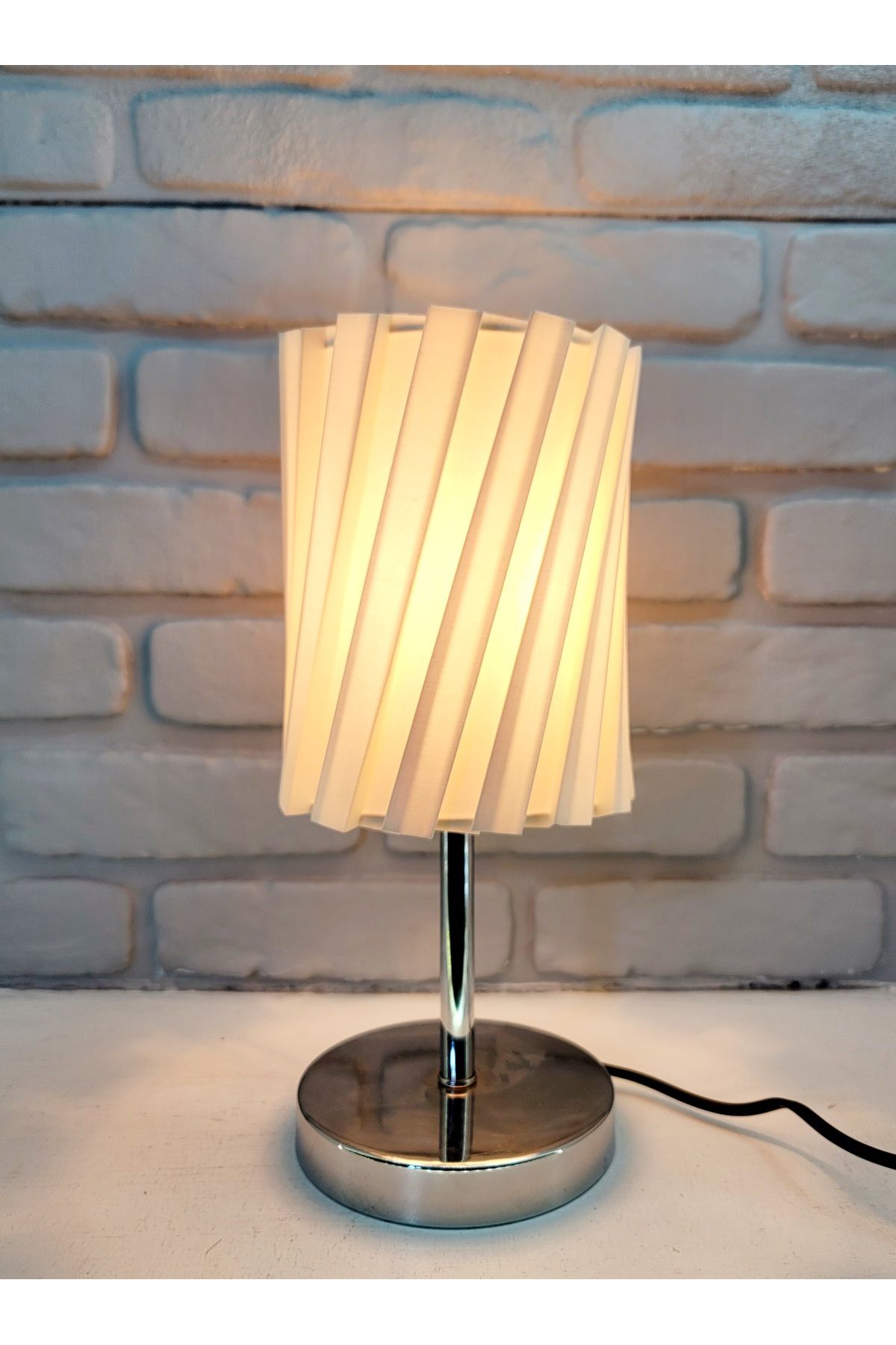 Decodelight Modern Dekoratif Krom Metal Ayaklı Açık Krem Kumaş Burgu Kademeli Şapkalı Abajur Masa Lambası