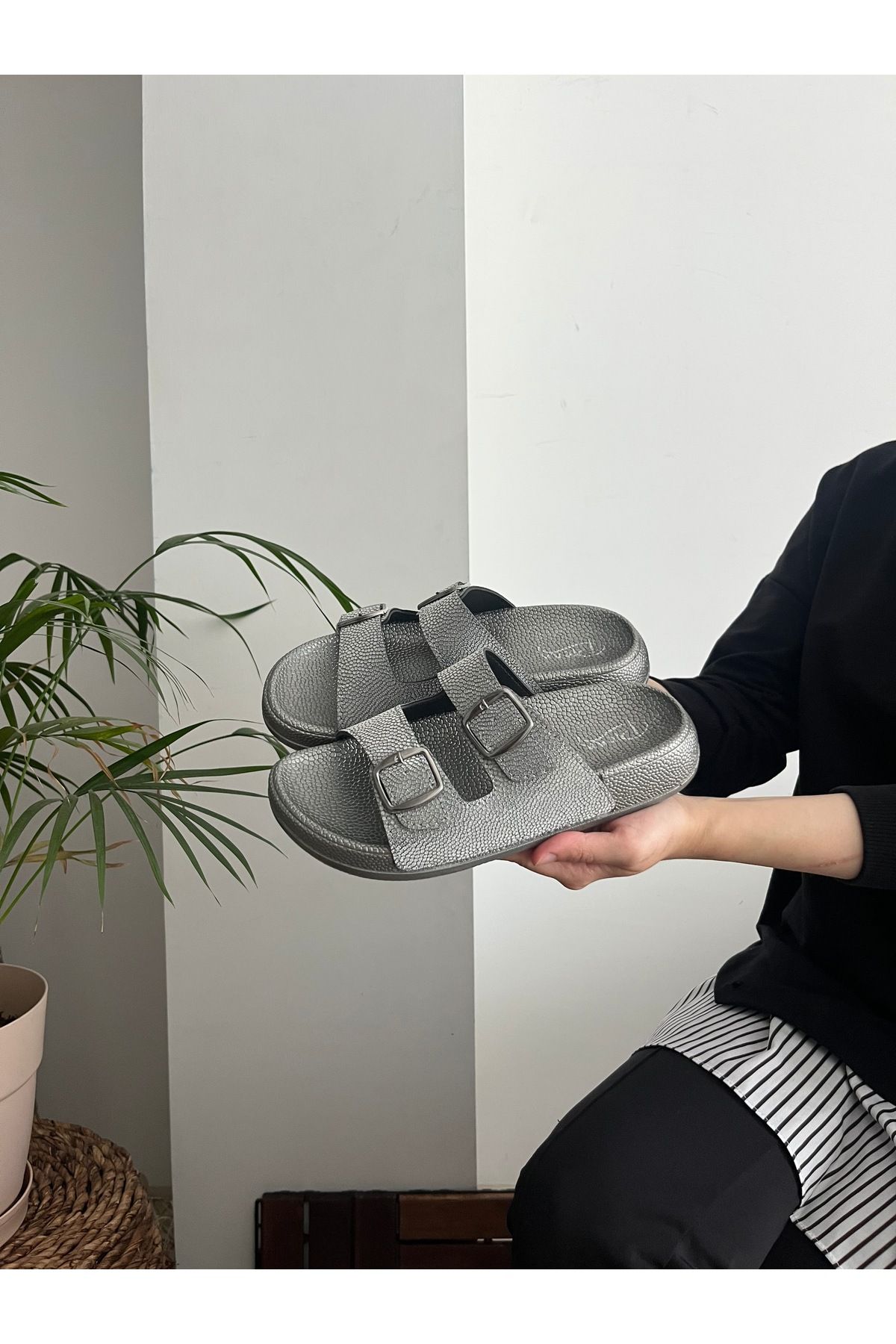 Behtah Kundura Simli Taşlı Ortopedik Yumuşak Tabanlı Konfor Modeli Terlik Çift Tokalı BRK Günlük Rahat Terlik
