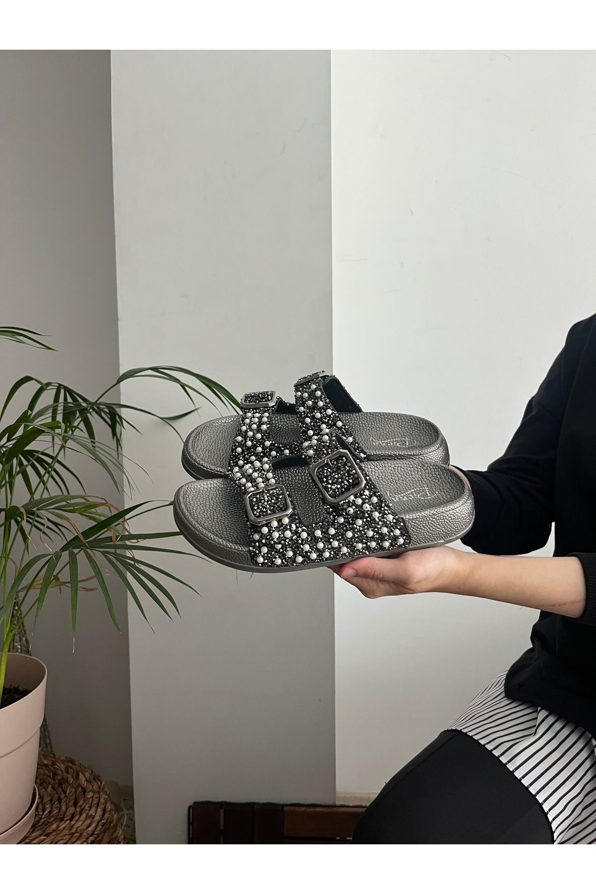 Behtah Kundura Simli Taşlı Ortopedik Yumuşak Tabanlı Konfor Modeli Terlik Çift Tokalı BRK Günlük Rahat Terlik