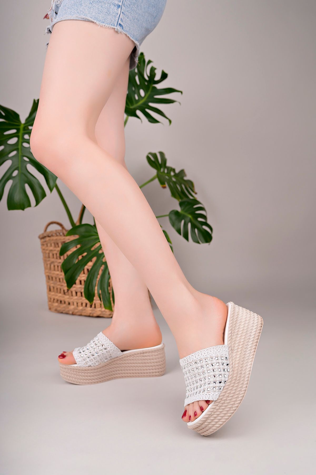 TOLGSHOES DOLGU TOPUK TAŞ DETAYLI BEYAZ TERLİK