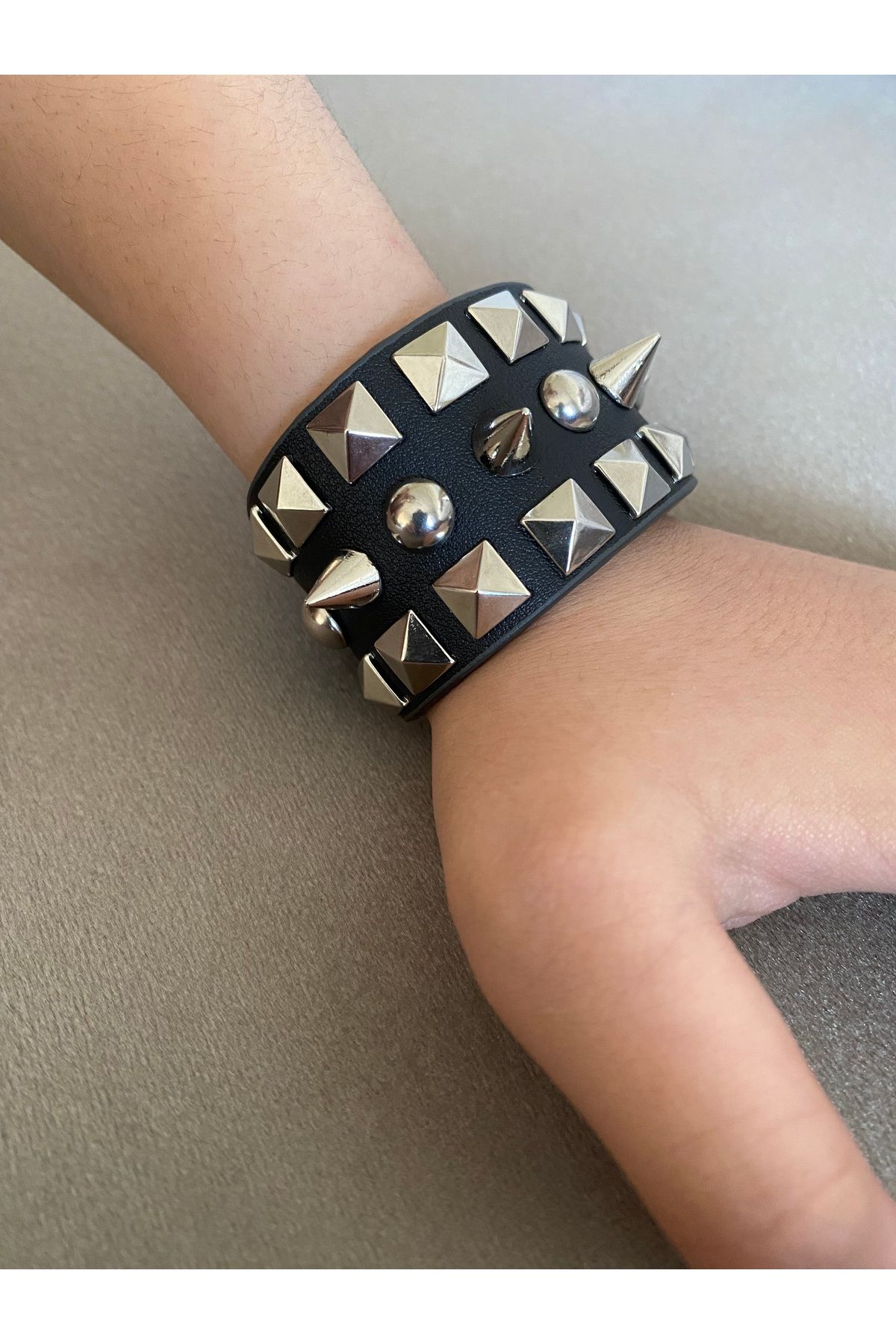 Aksabeltchokers 4.cm punk metalci emo piramitli& çivili bileklik 20 cm