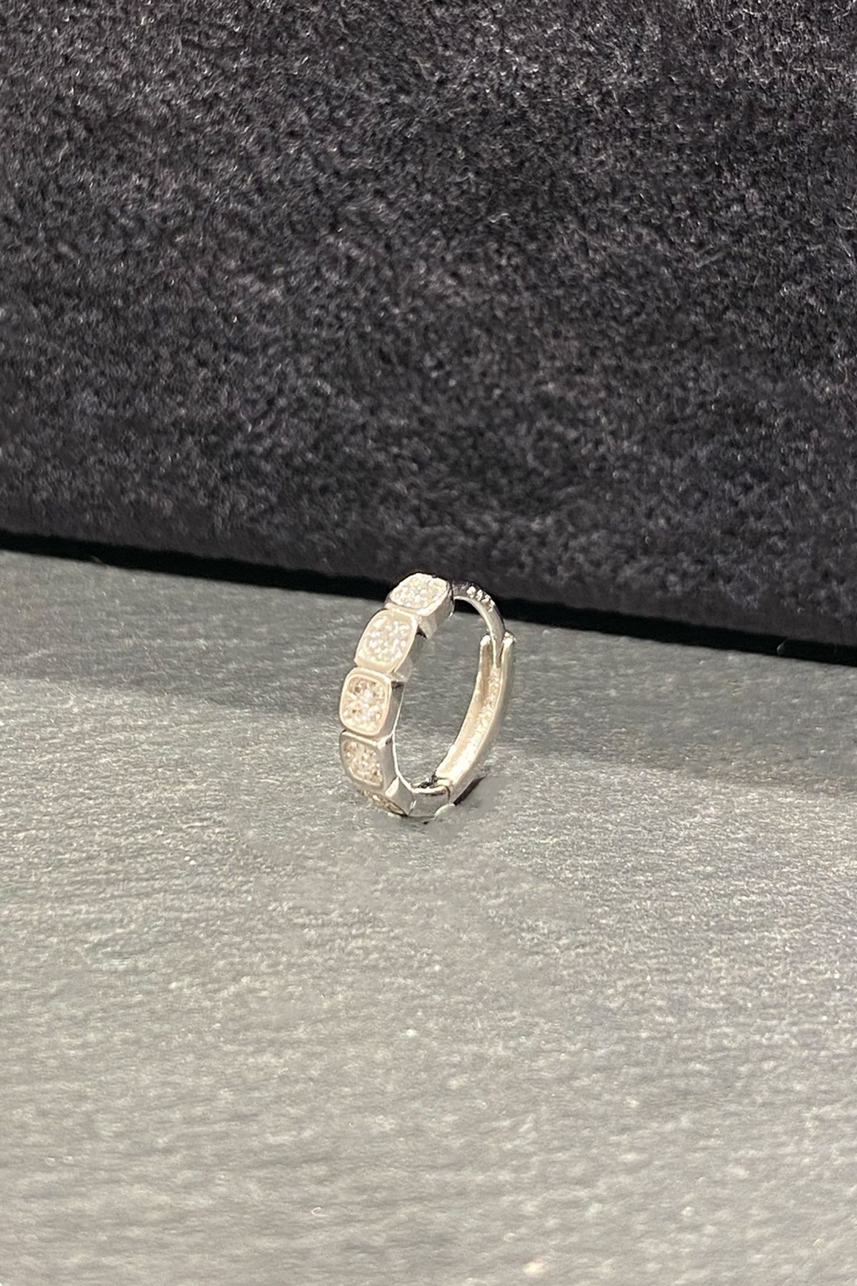La femme by begum Beyaz Full Taşlı Beş Kare Silver Gümüş Halka Piercing,helix,tragus, Kıkırdak Küpesi