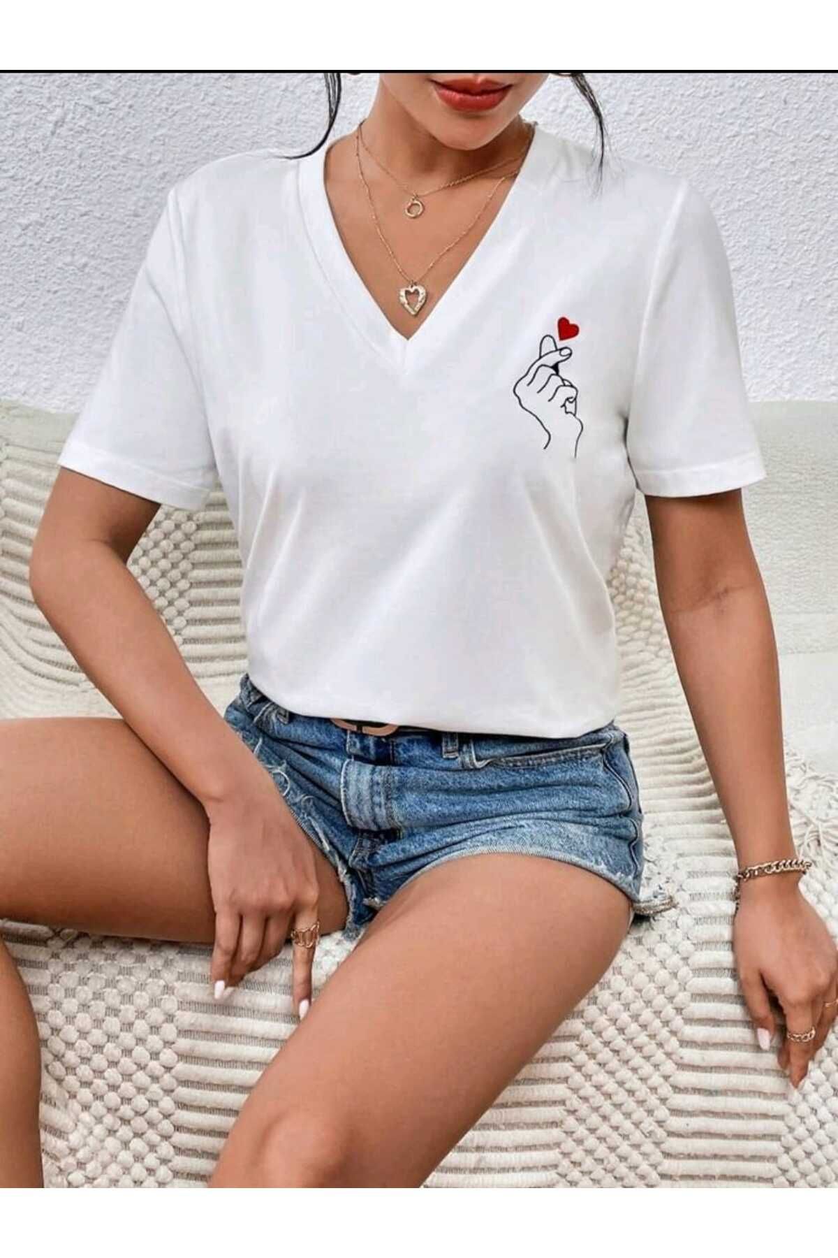 FAVORİST KORE KALP V Yaka Baskılı Pamuklu Tshirt (NORMAL KALIP)