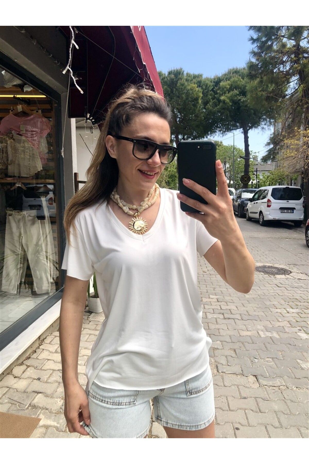 Gözde Tasarım Butik KADIN BEYAZ RENK V YAKALI LAZER KESİM KISA KOLLU MODAL T-SHİRT