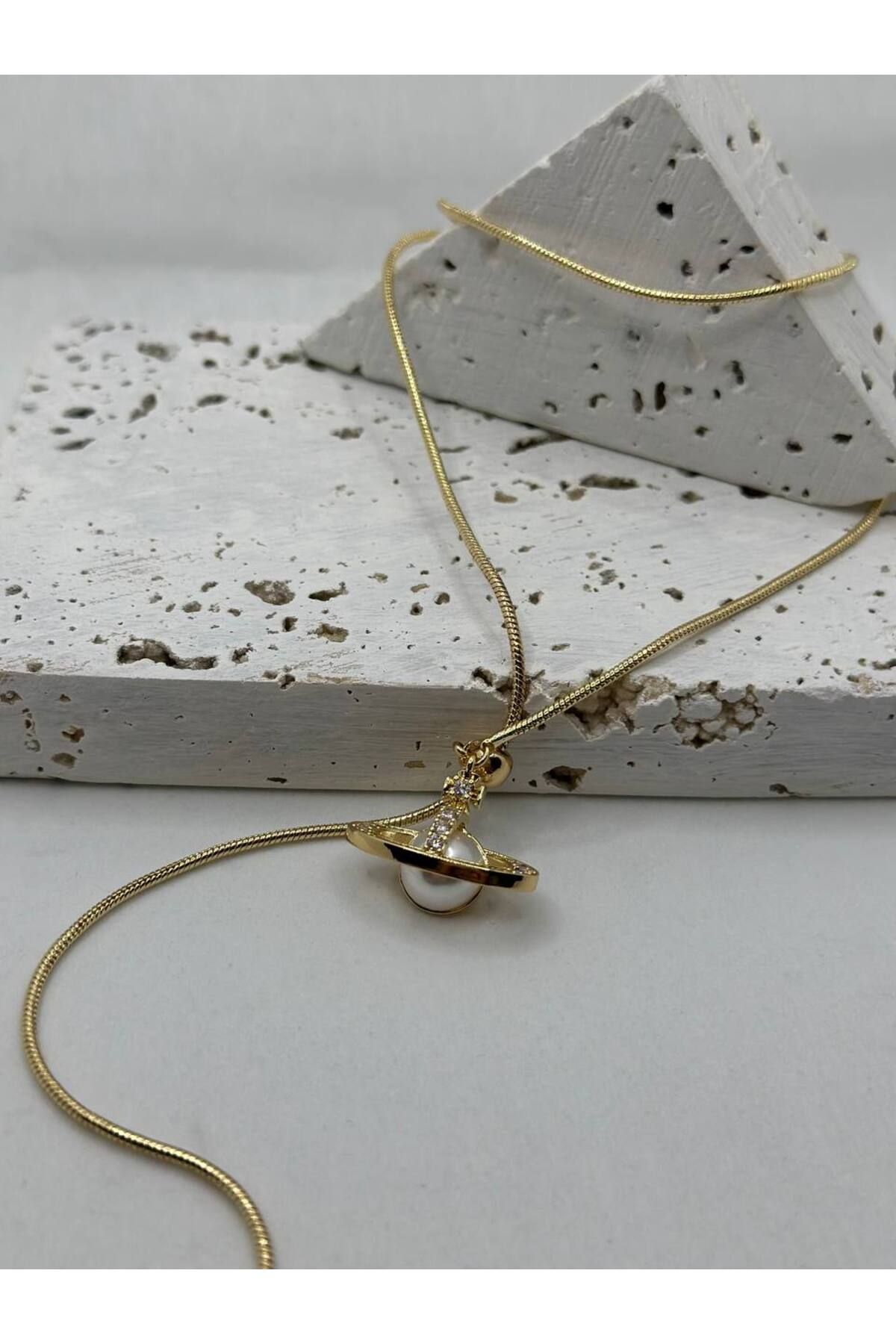 lysiaaccessory Gold İnci ve Zirkon Taş Detaylı Gezegen Charmlı Y Model Dekolte Kolyesi
