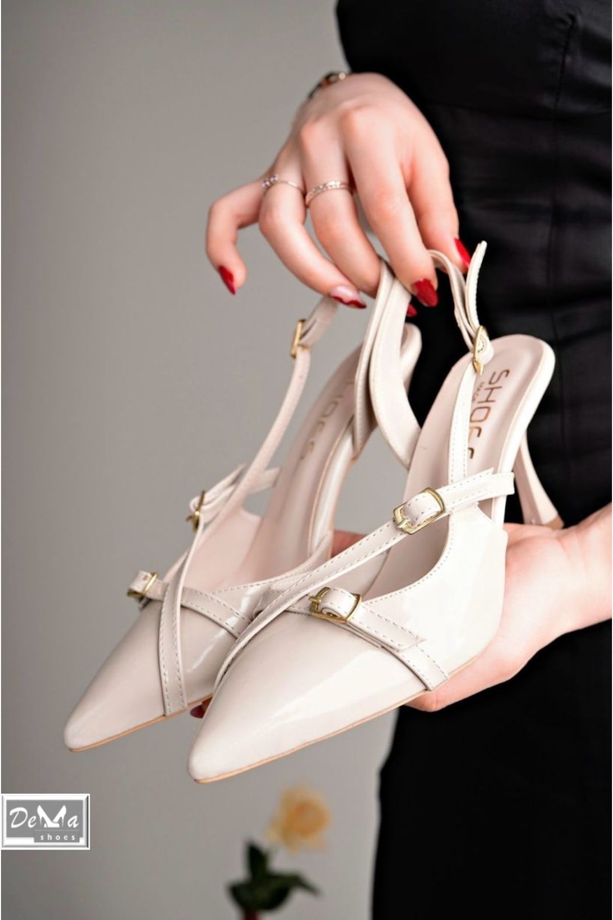 Demashoes Bej Krem Rugan Sivri Burun Bantlı Tokalı Burun Kapalı Arkası Açık Topuklu Stiletto Topuk 8 cm dir.