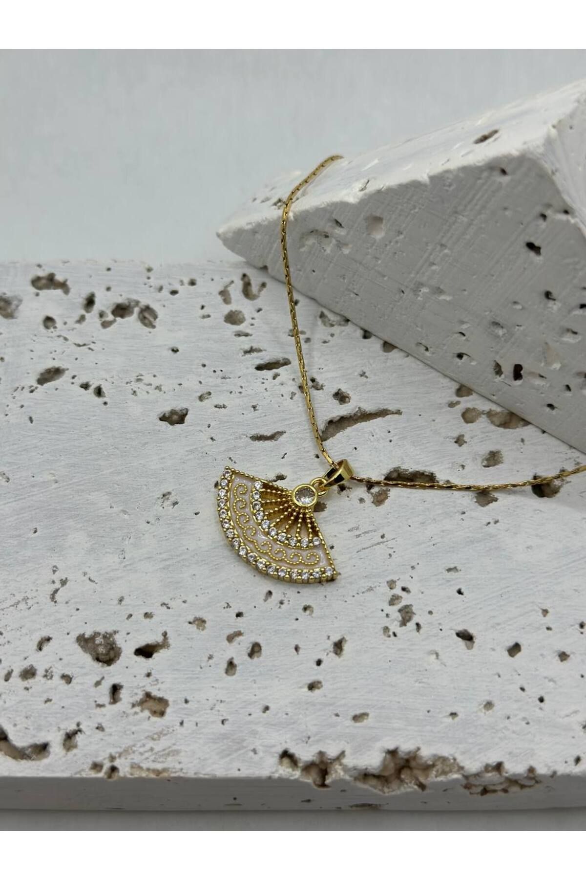 lysiaaccessory Çelik Zirkon Taşlı Krem Rengi Yelpaze Model Kolye
