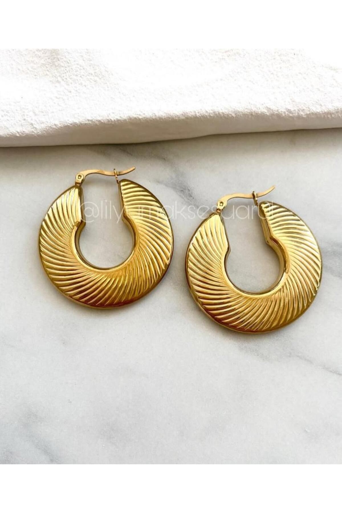 Lilyum Aksesuar Kendinden Çizgili Gold Altın Sarı Çelik Halka Küpe