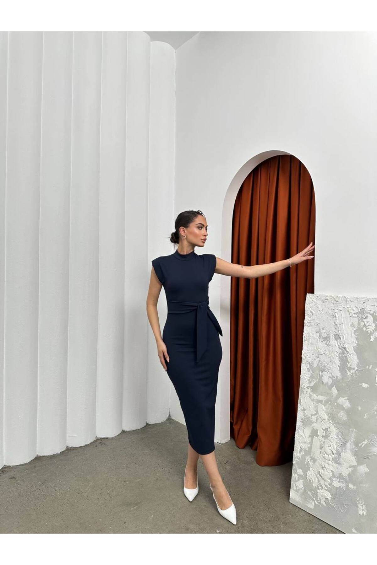 Melike Bakar Boutique Vatkalı Omuz Kuşak Bağlamalı Elbise