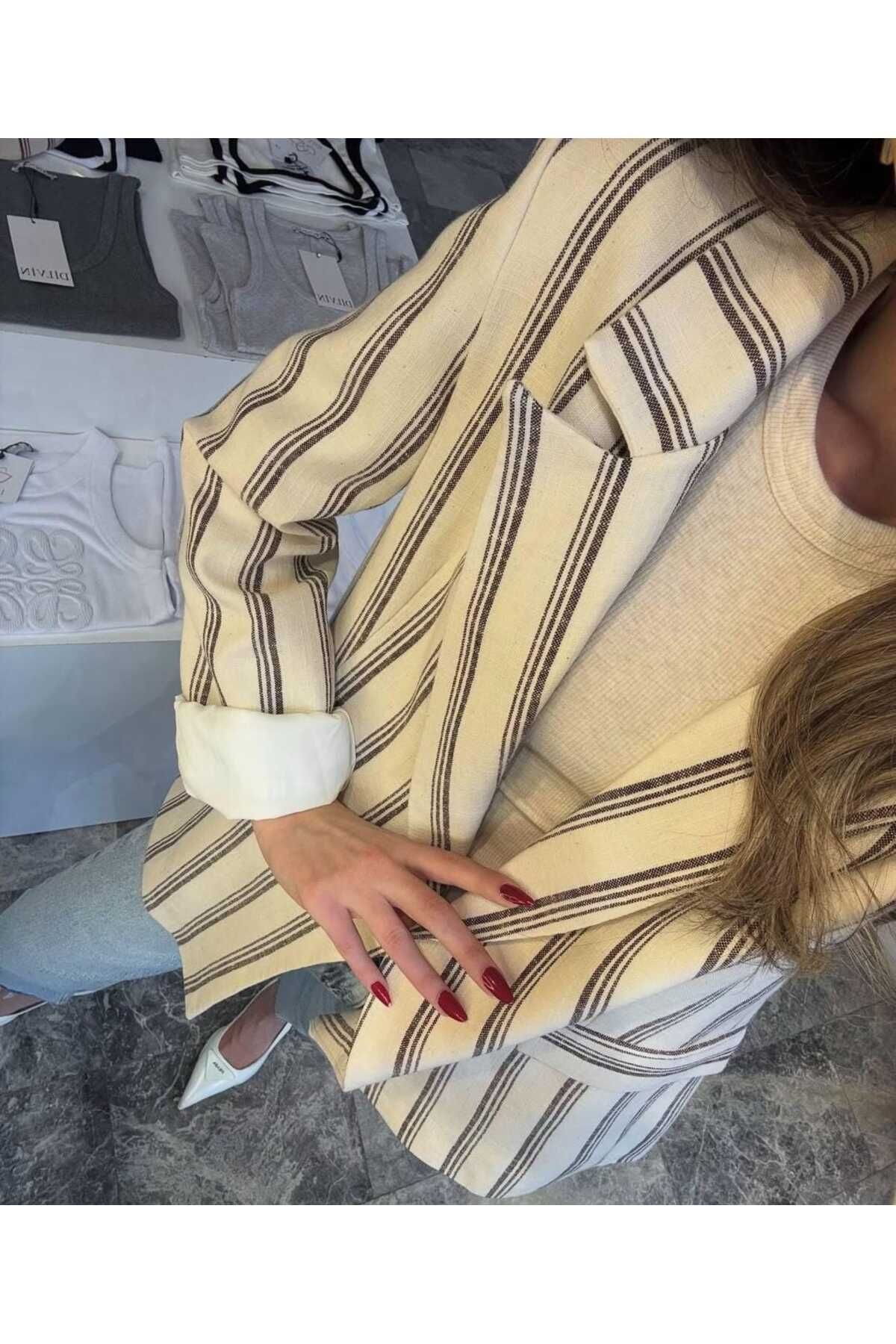 By Kübra Türkoğlu Keten Çizgi Detaylı Blazer Ceket